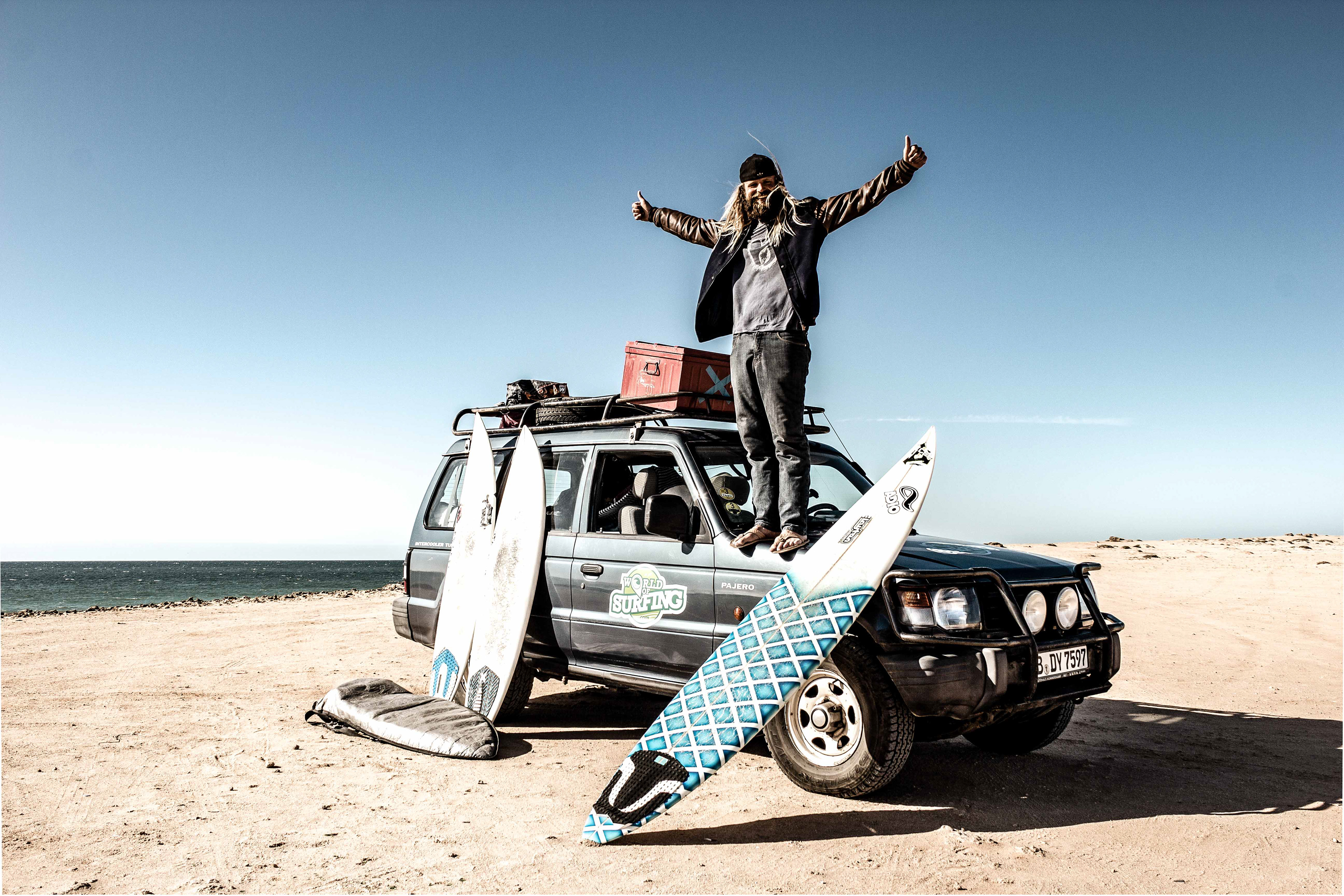 Alles was man zum Surfen in der Sahara braucht Allrad und Surfboards.