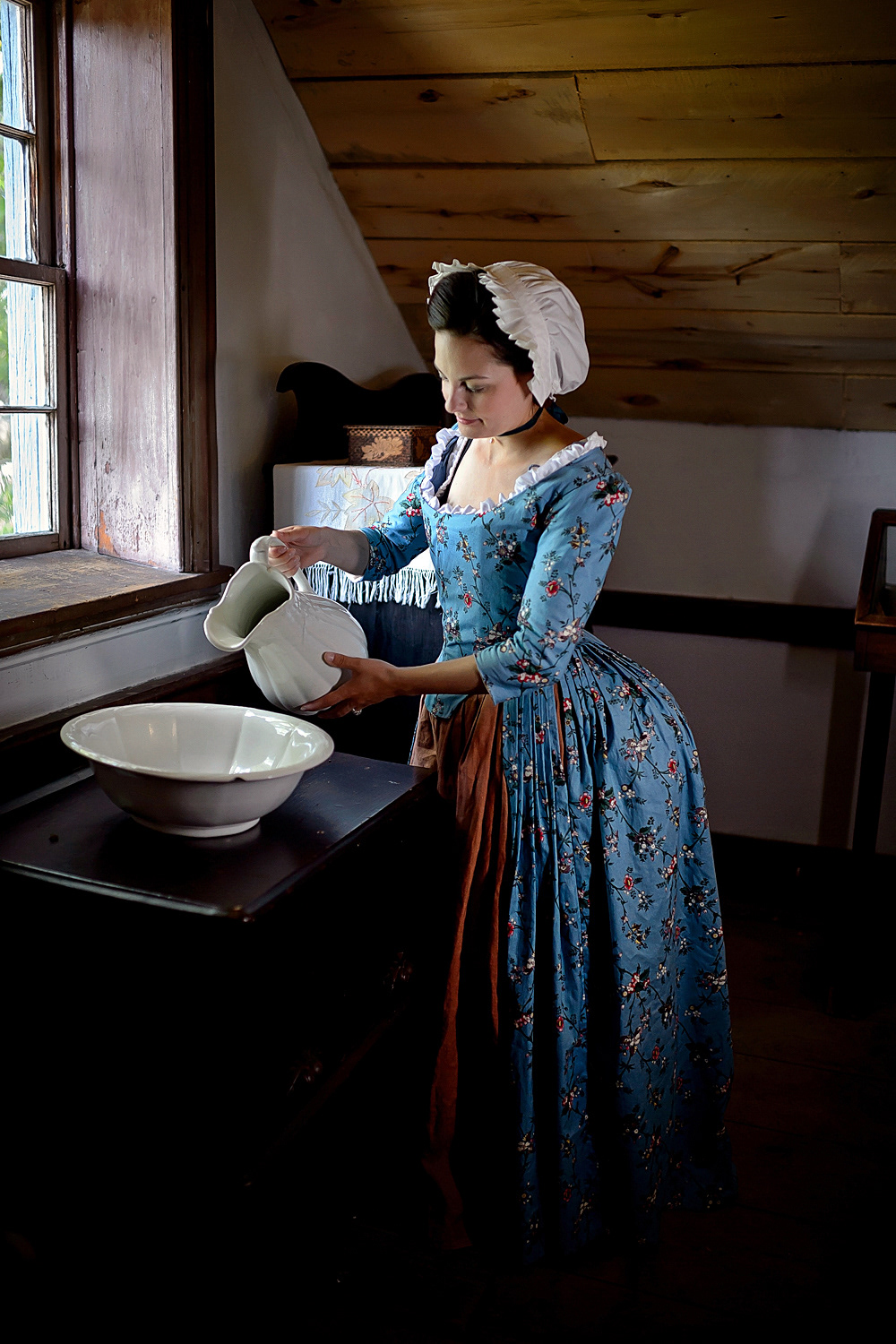 Robe à l’Anglaise: 1770-80s cotton English gown with pleated back. The gown has cords inside for drawing up the train. The fabric is a Colonial Williamburg 1750-1760s reproduction cotton.