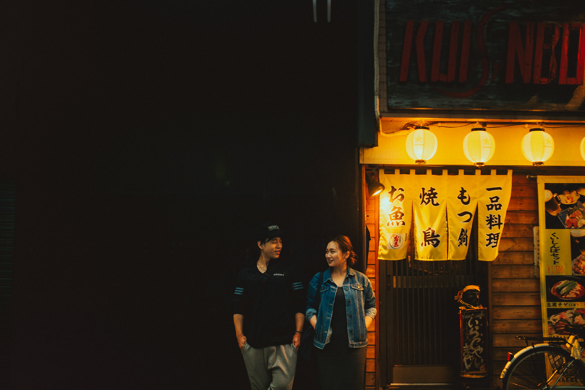 Street-style pre-wedding and engagement portraits at Gion in Fukuoka, Japan, October 2018, Sony A7SII.