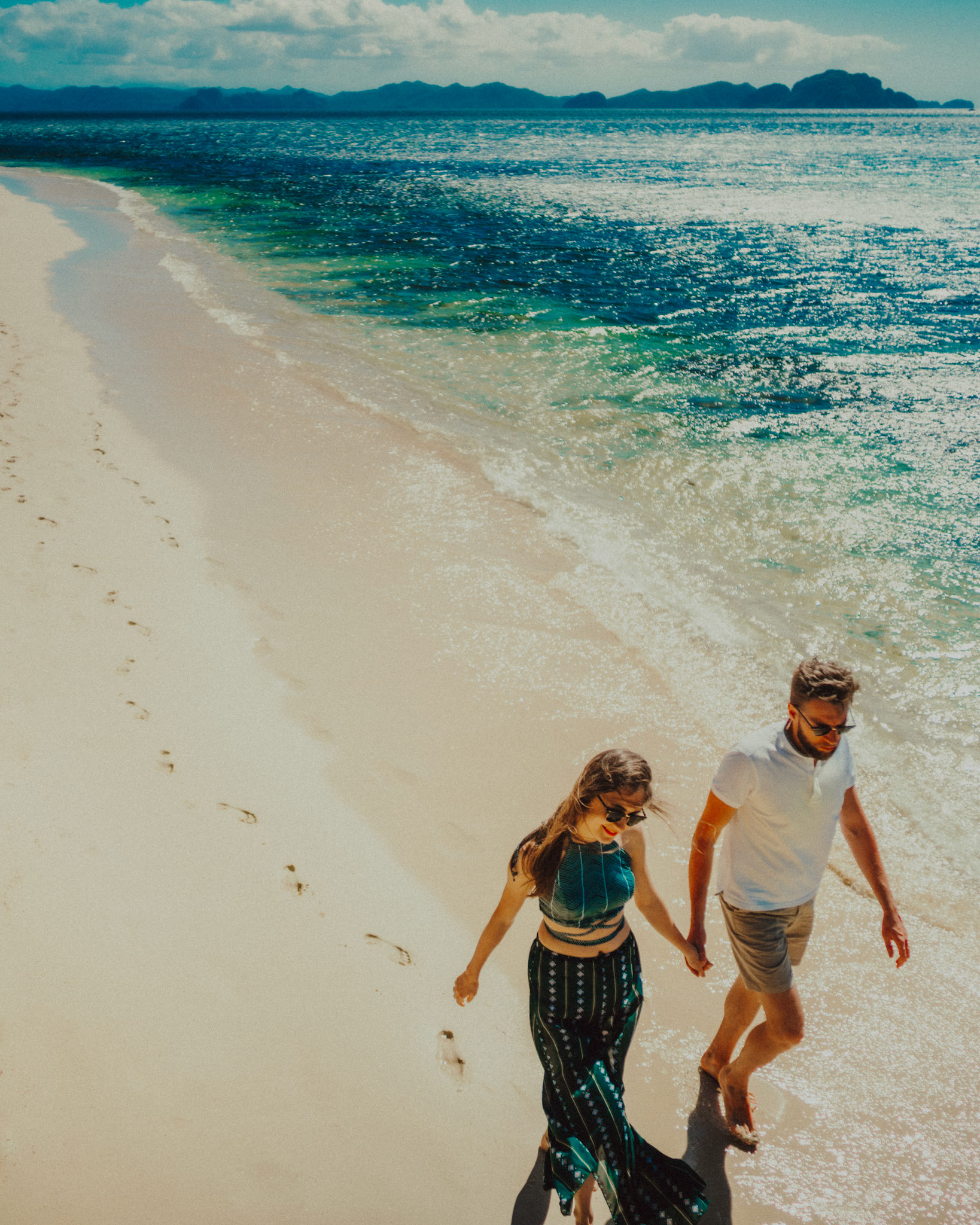 Chill honeymoon portraits on an idyllic tropical beach in El Nido, Palawan, Philippines, Southeast Asia, February 2019, Sony A7III.