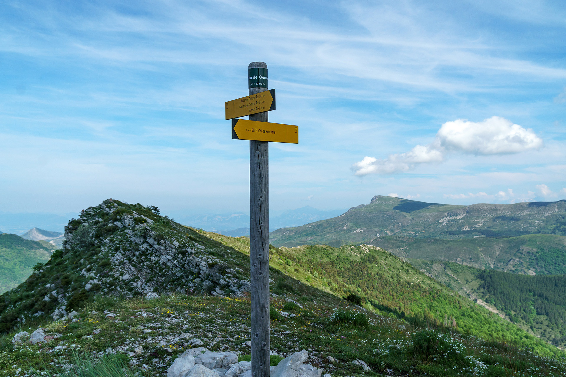 Arrivée en crête, montagne de Jouère en fond