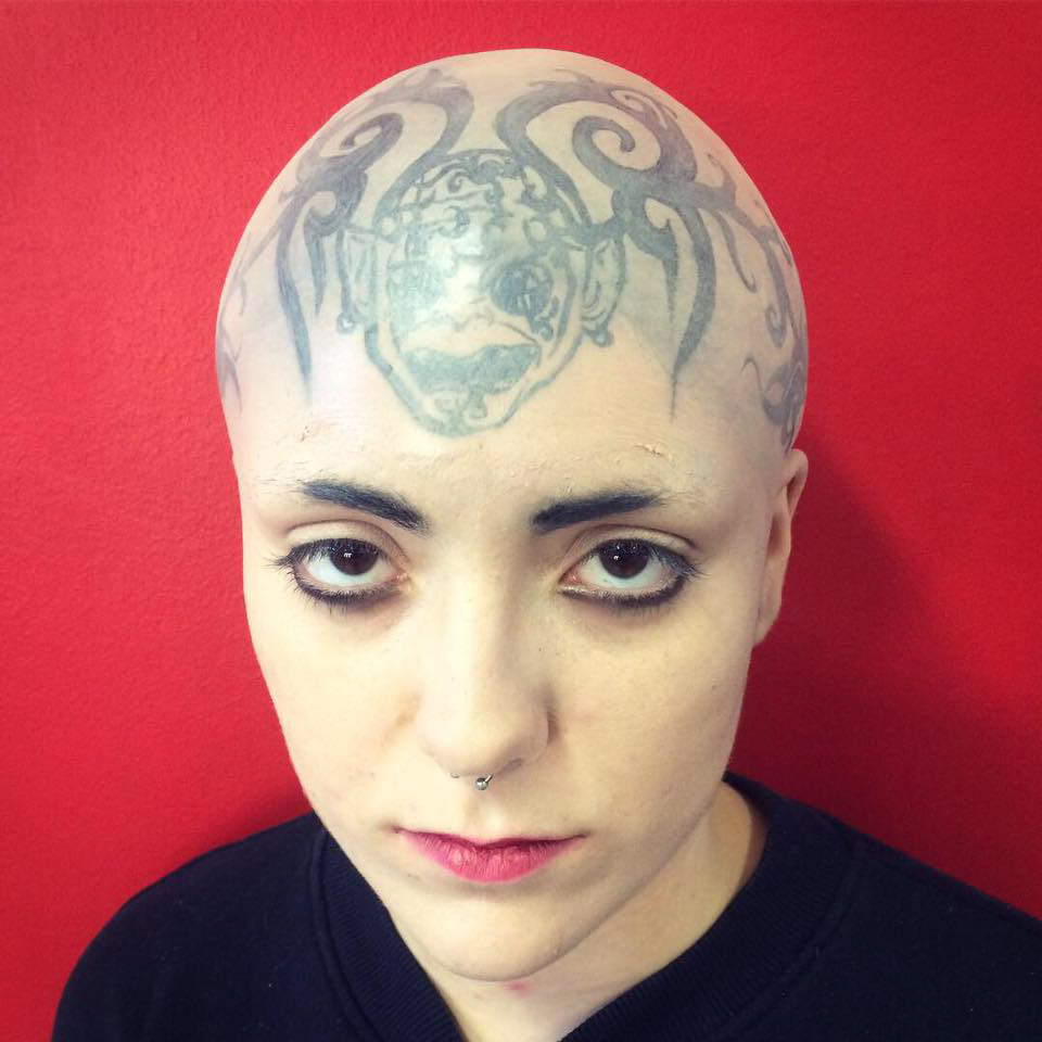 Faux crâne et tatouage tribal