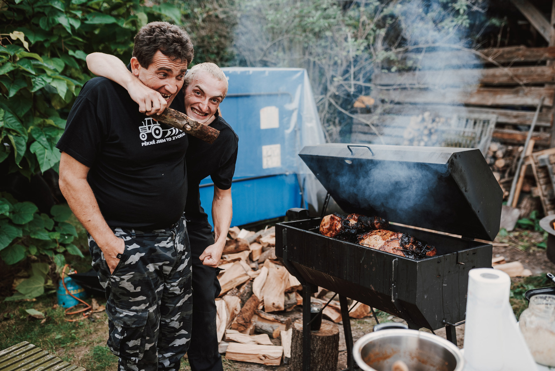 muži u grilu