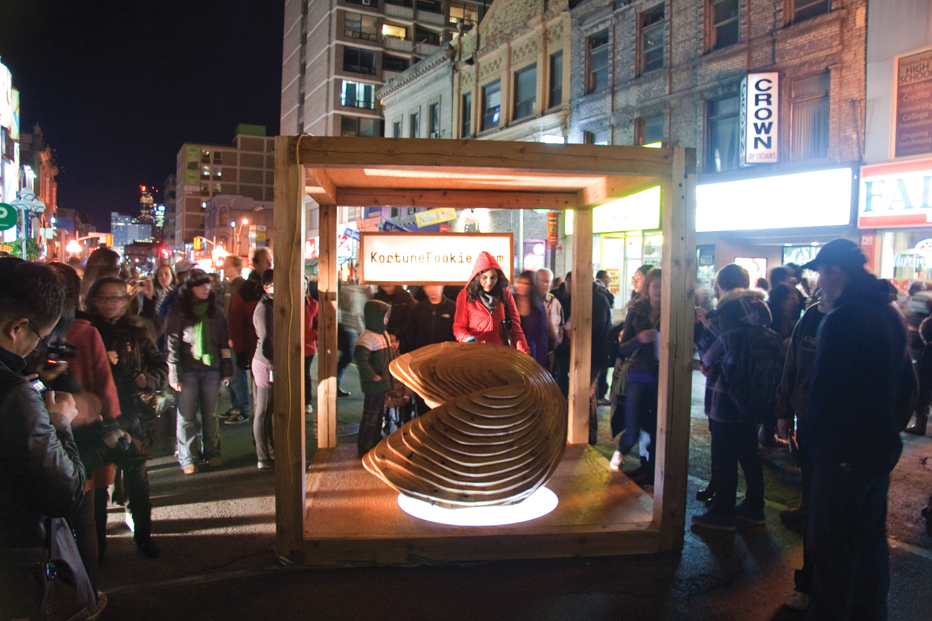 Présentation à la nuit blanche de Toronto, septembre 2010. Pendant toute la nuit, une file constante de 100 personnes a patienté à 5° celcius pour faire l’expérience du biscuit. Presentation at Nuit Blanche Toronto, September 2010.  Throughout the night, a constant line-up of around 100 people waited patiently in 5° Celsius for the KortuneFookie experience.