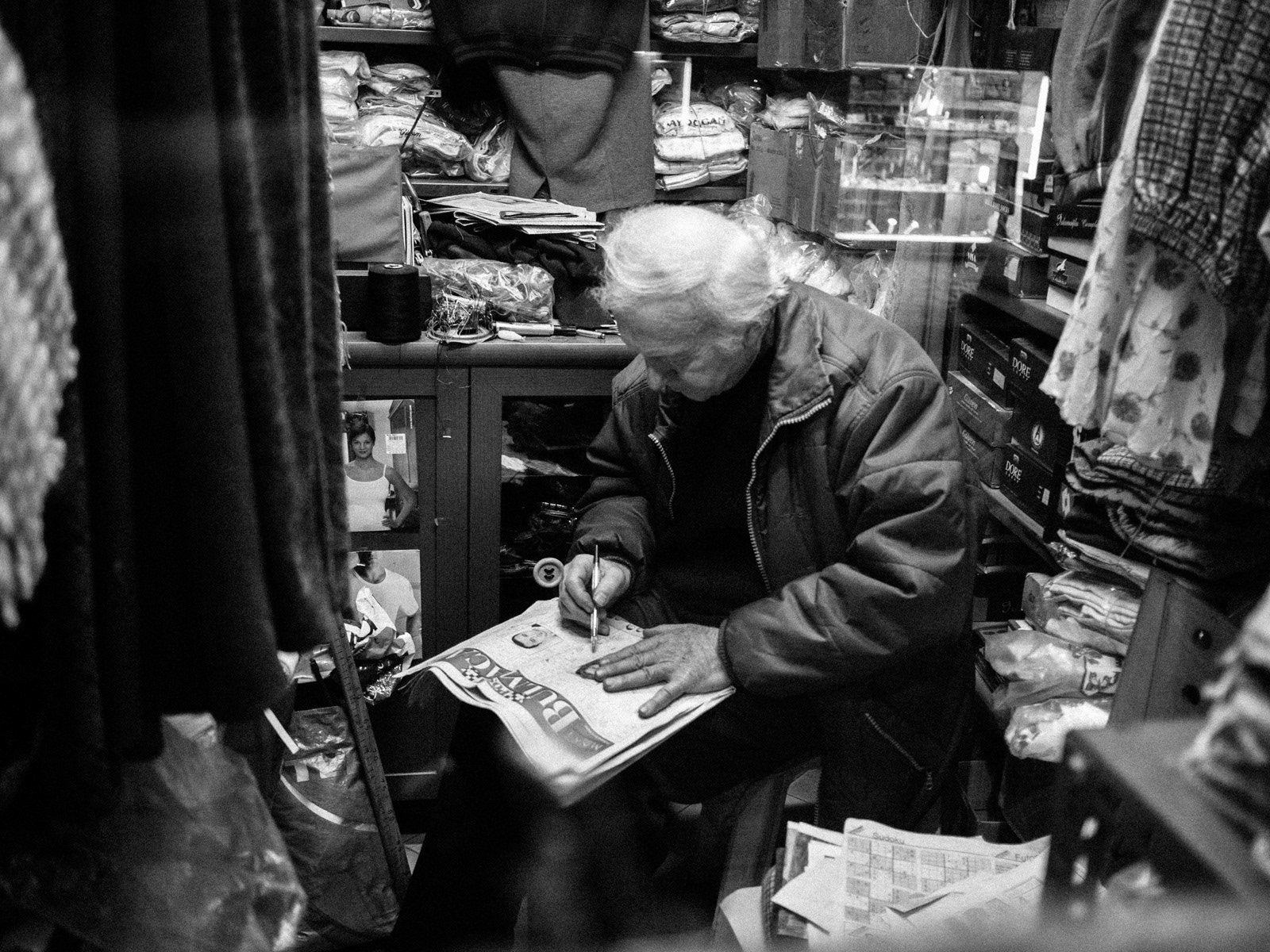 Erol Bey en fin de journée dans sa petite boutique de retouche de vêtements située dans le quartier de Firuzaga. Février 2011, Istanbul (Turquie). Série photographique réalisée en 2011 par Grégory Dziedzic, auteur photographe basé à Toulouse.