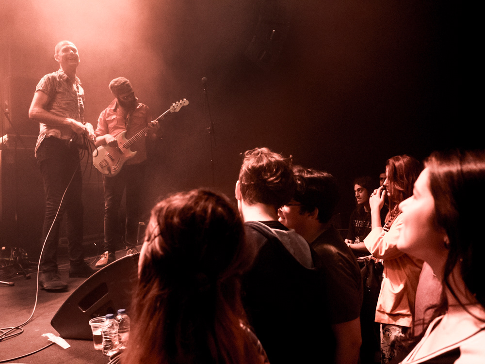 Archie McKay and the Young Shaven. Photographie de concert par Grégory Dziedzic, auteur photographe basé à Toulouse. Prises de vues réalisées à Istanbul.