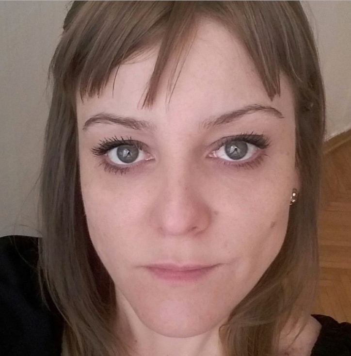 Gabriela Cano — MÉXICO. Especialista en medios de comunicación para justicia social, productora, directora y periodista. De pequeña tuvo los pasillos de Televisa como área de juegos, y creció aprendiendo de las leyendas de la televisión mexicana. Estudió Media para Justicia Social y tiene una Maestría en Teología. Después de pasar años actuando y como productora de teatro, entró en el mundo de los documentales con la película Volviendo, una historia centrada en la esclavitud sexual en América Latina. Ha realizado documentales sobre el tráfico de personas, el genocidio en Ruanda, el caso de Refugiados en Afganistán, Siria e Irak, y la problemática y el cuidado de los huérfanos en 14 naciones. En Turquía, país dónde reside, ha documentado los eventos más sobresalientes, como el atentado en el aeropuerto de Estambul y el intento de golpe de estado durante el verano del 2016.