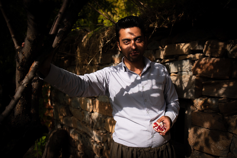 Shaib, ingénieur de formation et petit-fils de Rafhat, n'a pas trouvé d'emploi dans son domaine d'étude. Diplômé de l'Université de Tabriz, il est revenu travailler dans l'exploitation familiale. Il rêve de richesse et se demande s'il ne devrait pas plutôt devenir kolbar.