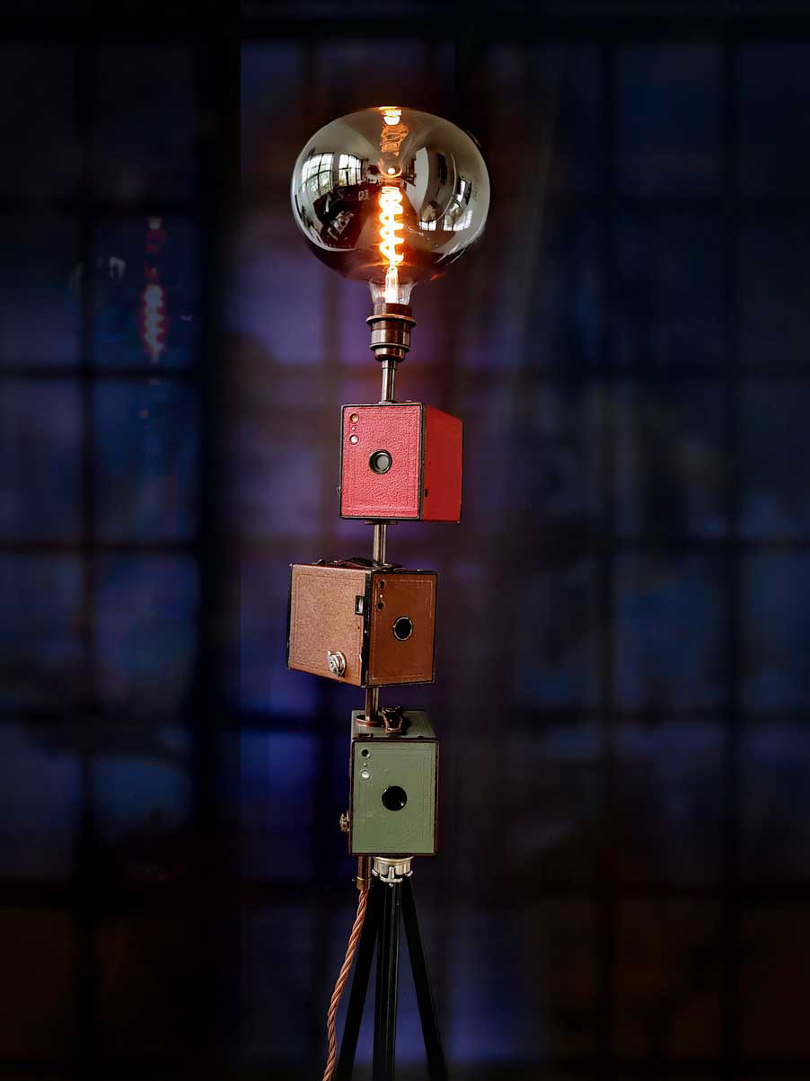 Cameras can be rotted to be angled or face forward