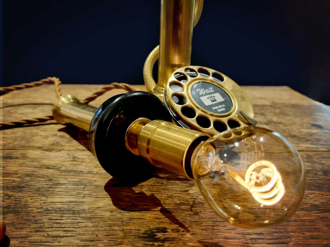 Removable earpiece with vintage lamp