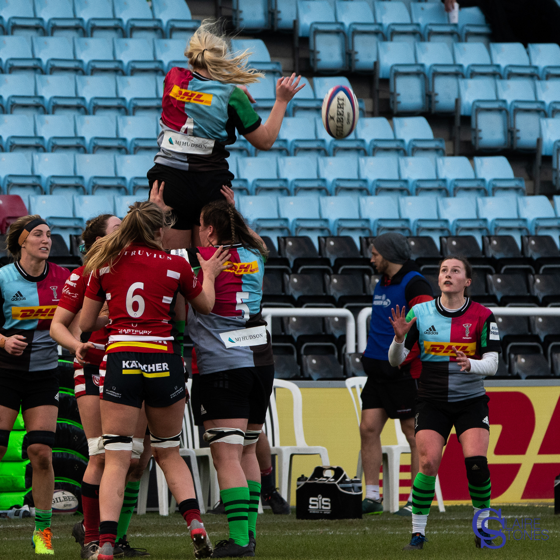 Rosie Galligan passes to Lucy Packer 