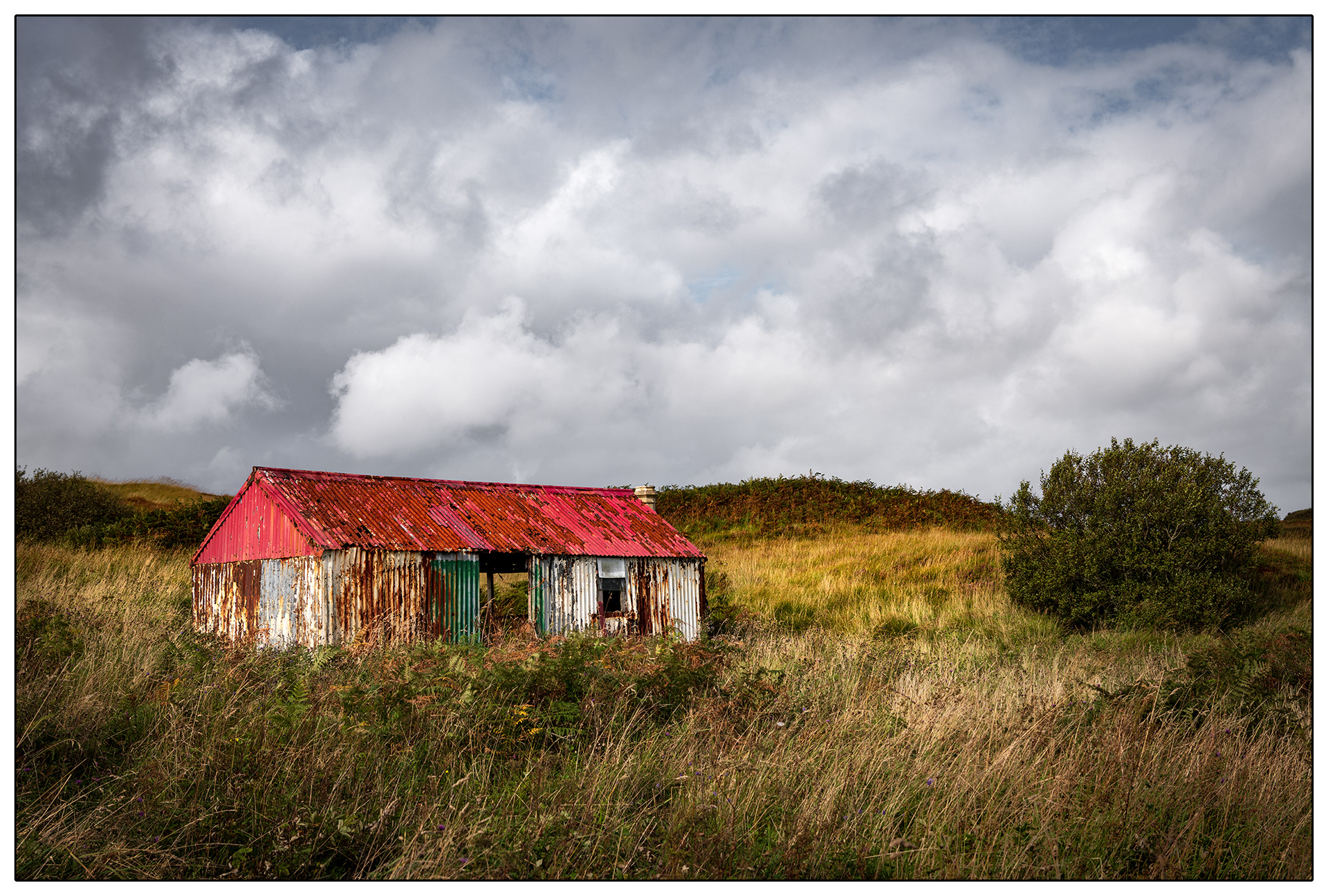 Tin Hut, Ebost