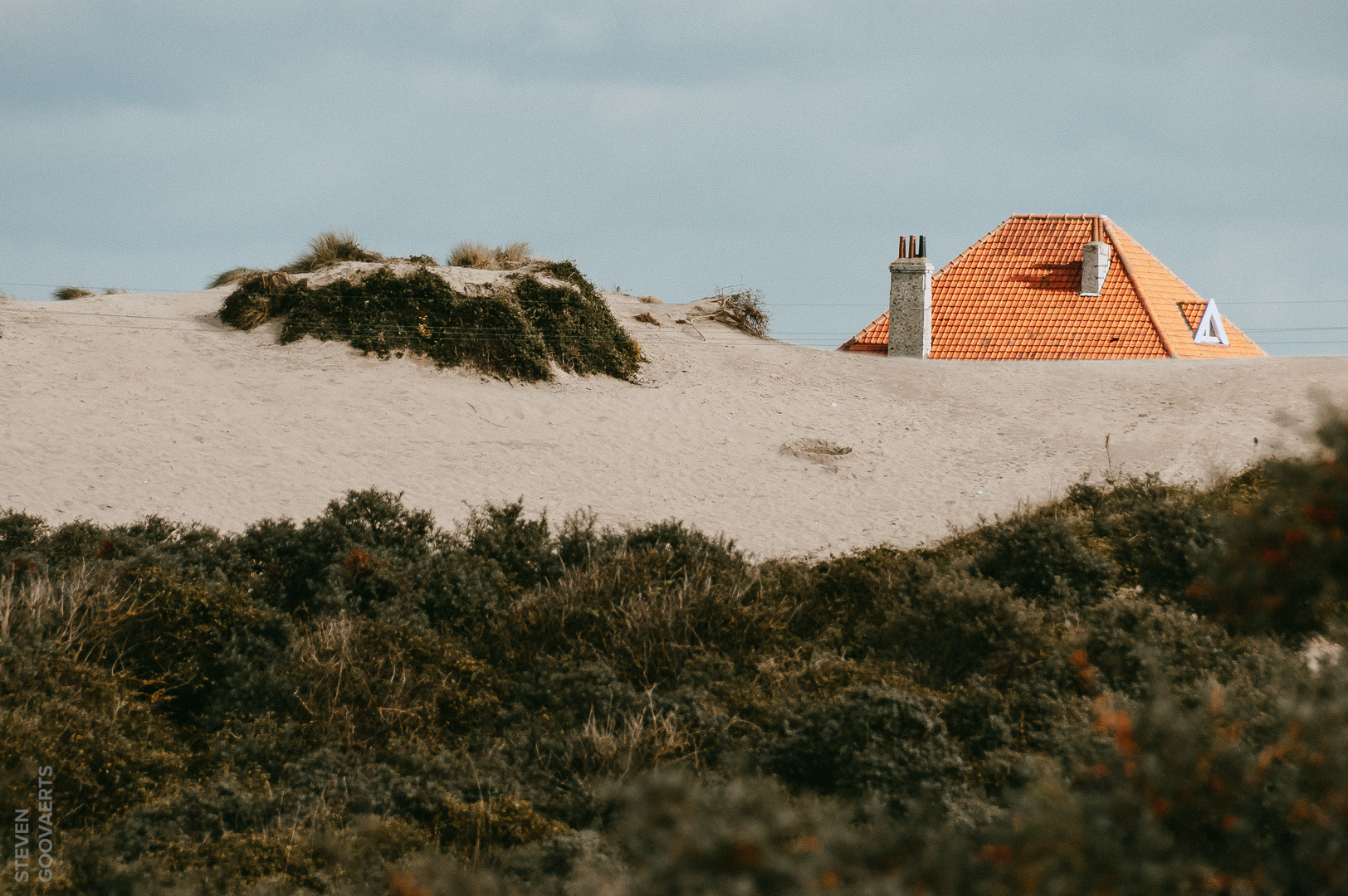 Een ononderbroken natuurlijk duinenzicht, daar doen we niet aan in België. We planten er wel een huis of villa in.