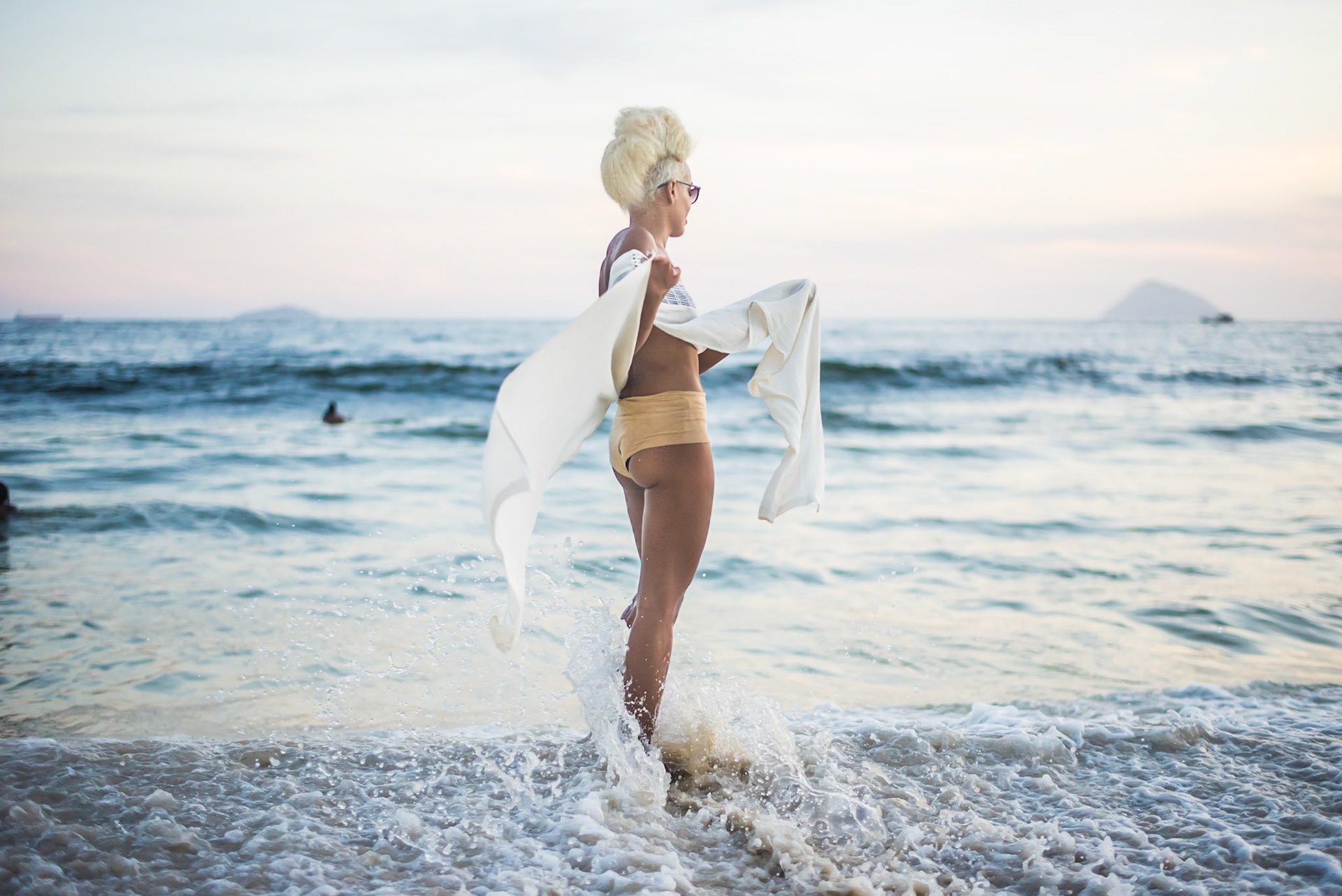 model with whites dress enter the water, wave jump. modelo de vestido branco entra na agua, onda pula. white dress with model blows with wind. vestido branco de mode na praia voa com o vento. fashion photography, designer, clothes, dress, accessory, product, still, brand, lookbook, shooting, vibrant, colorful, beach, creative, catalogue, beach, outfit, look.fotografia de moda, design, roupa, vestido, acessório, produto, still, marca, vibrante, colorida, praia, catálogo, rio de janeiro.