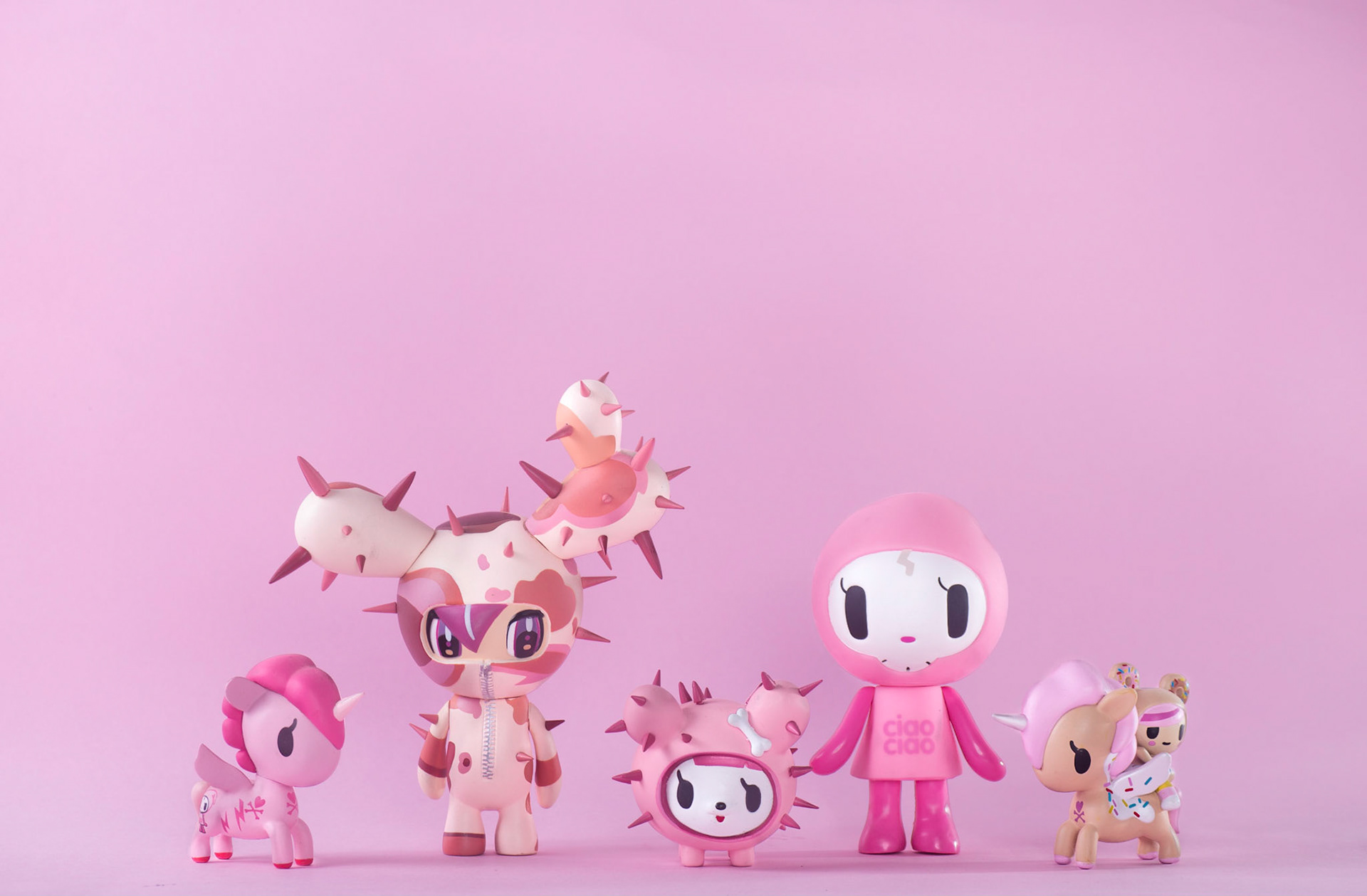Pink toy arts composition on a pink studio background. Composição de toyarts rosas em fundo rosa de estúdio. pop art, toy, colorful, vibrant, product, still photography, photo studio, flash lighting, articifial, marketing, collection. arte, brinquedo, colorida, vibrante, foto still, produto, estúdio fotografia, luz artificial, propaganda, comercial, coleção. rio de janeiro