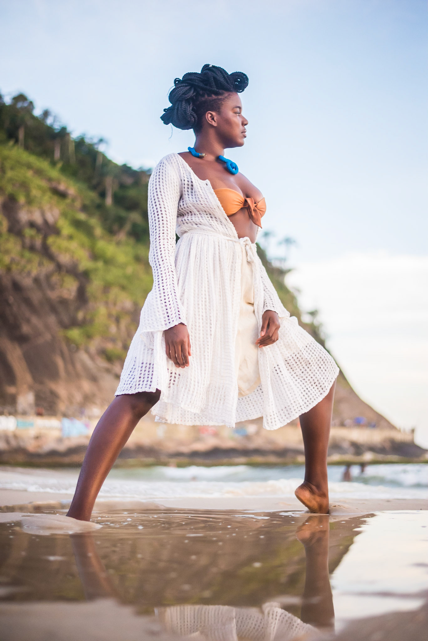 Woman model with blue rope necklace and white dress stares at sea. Modelo mulher com colar de corda azul e vestido branco observa o mar. fashion photography, designer, clothes, dress, accessory, product, still, brand, lookbook, shooting, vibrant, colorful, beach, creative, catalogue, outfit, look.fotografia de moda, design, roupa, vestido, acessório, produto, still, marca, vibrante, colorida, praia, catálogo, rio de janeiro.