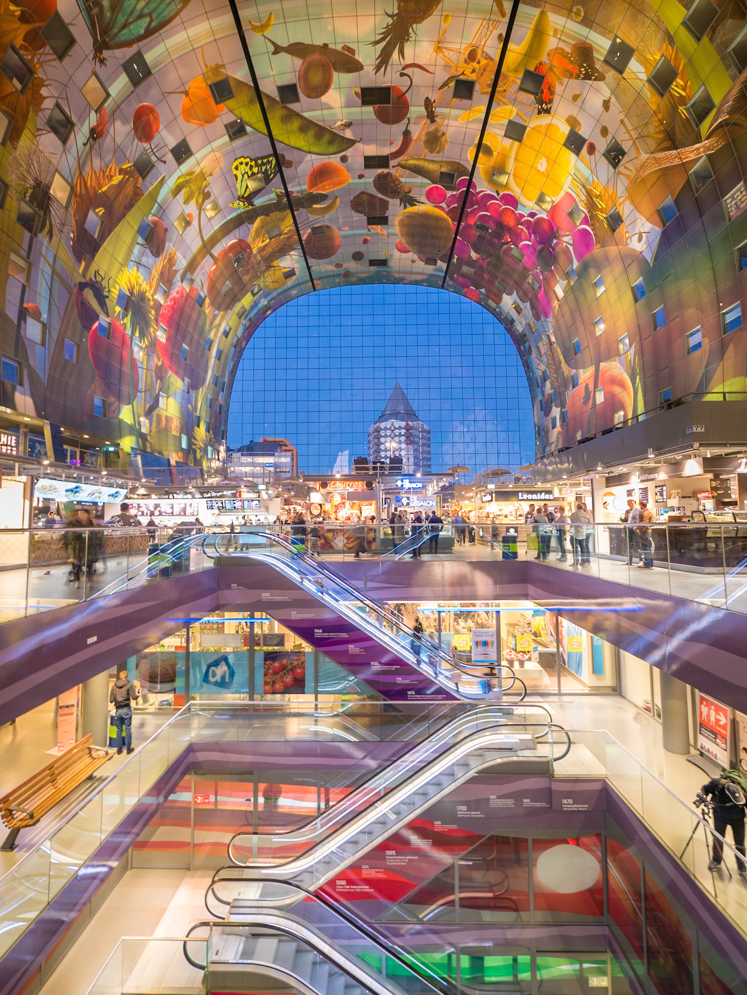 Markthalle in Rotterdam zur Blauen Stunde