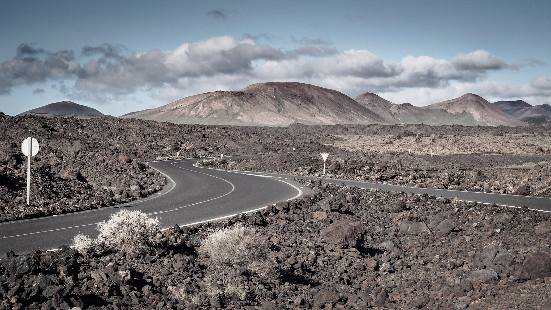Küstenstraße nahe der Salinas de Janubio