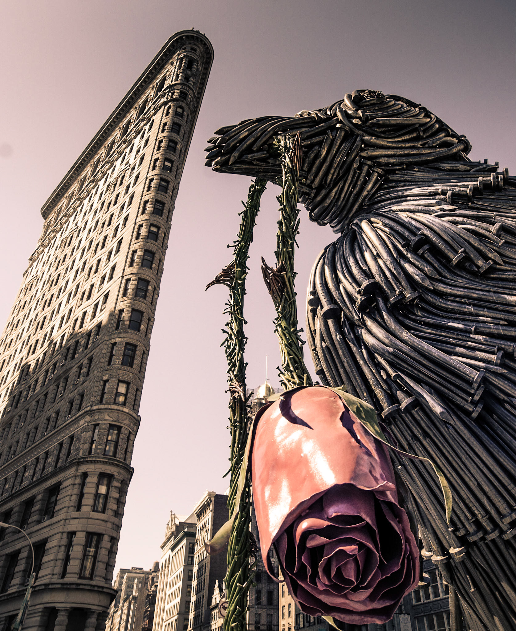 Iron-Building mit Nägelstatue in New York