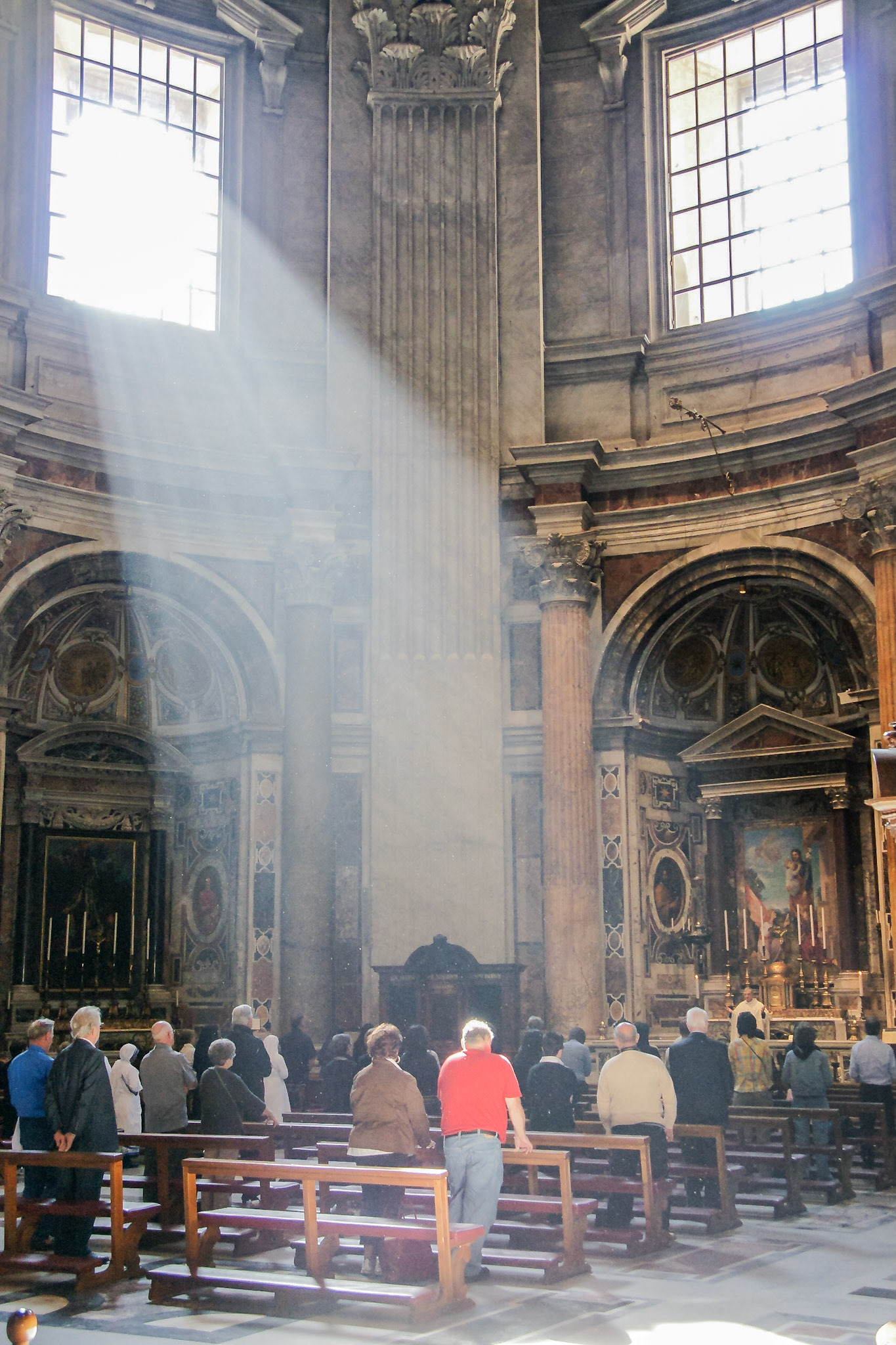 Licht durchs Fenster im Petersdom