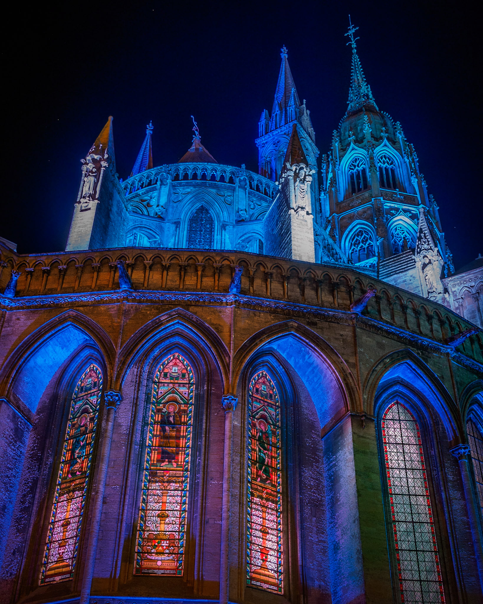 Abendbeleuchtung der Kathedrale von Bayeux