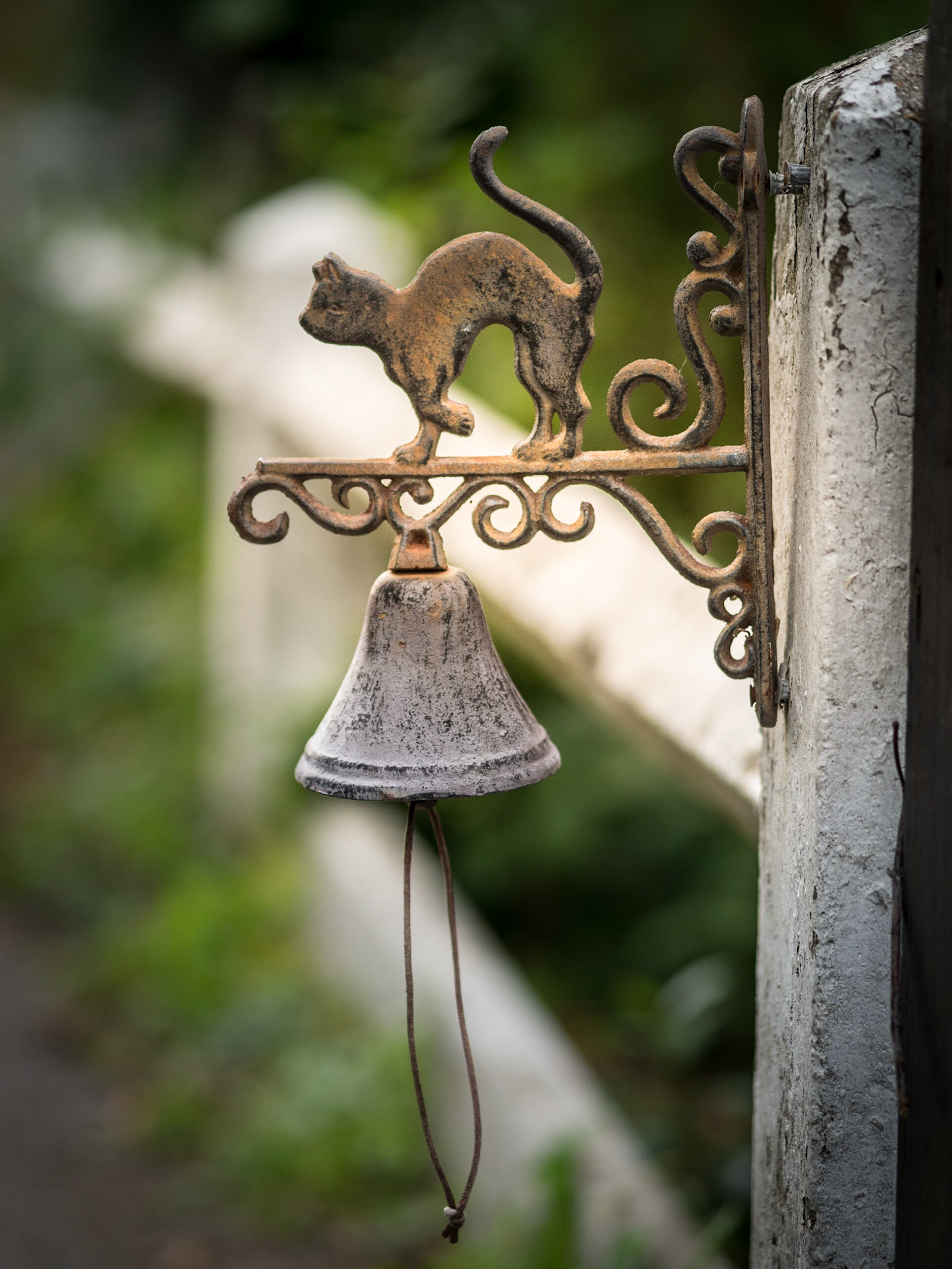 Verspielte Gartenklingel in einem Dorf bei Rouen