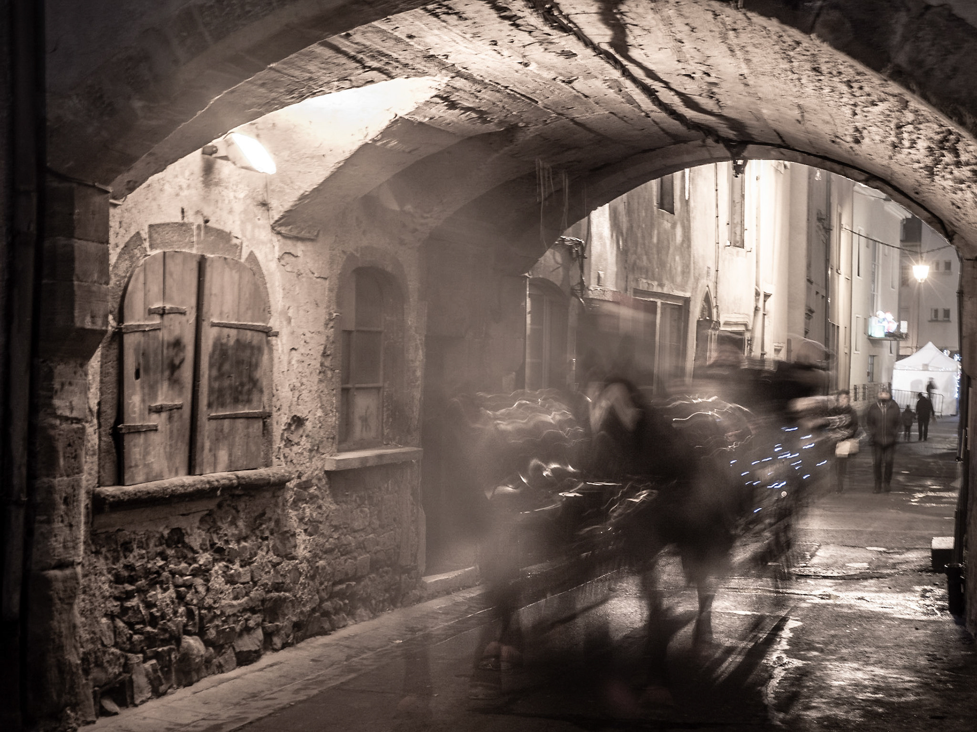 Pferde in einer Gasse in Sierck-les-Bains