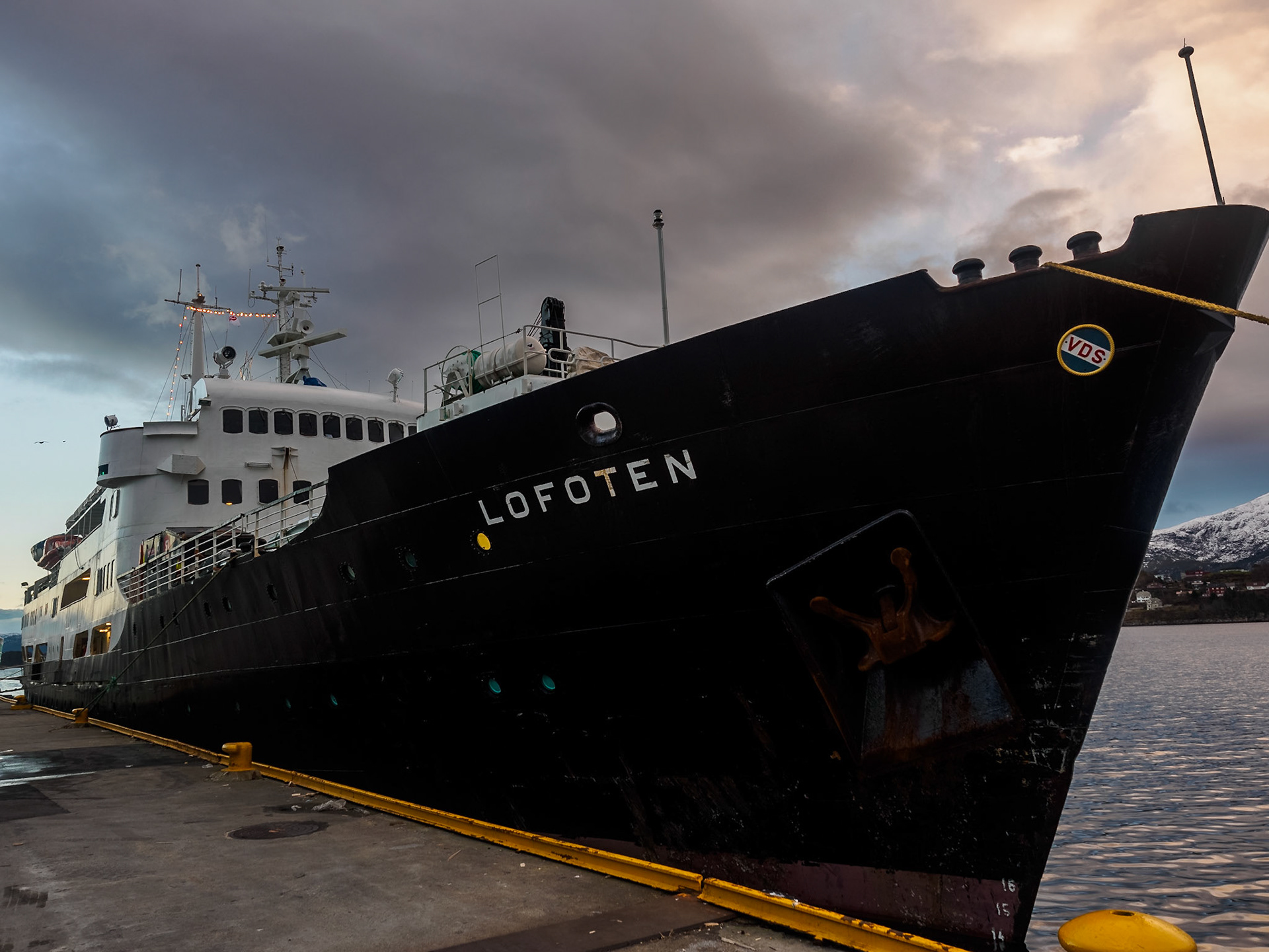 MS Lofoten im Hafen von Alesund