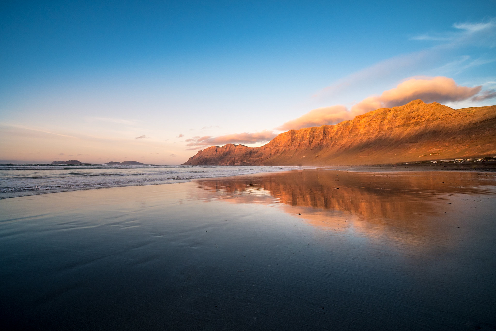 Spiegelung der Berge im Wasser