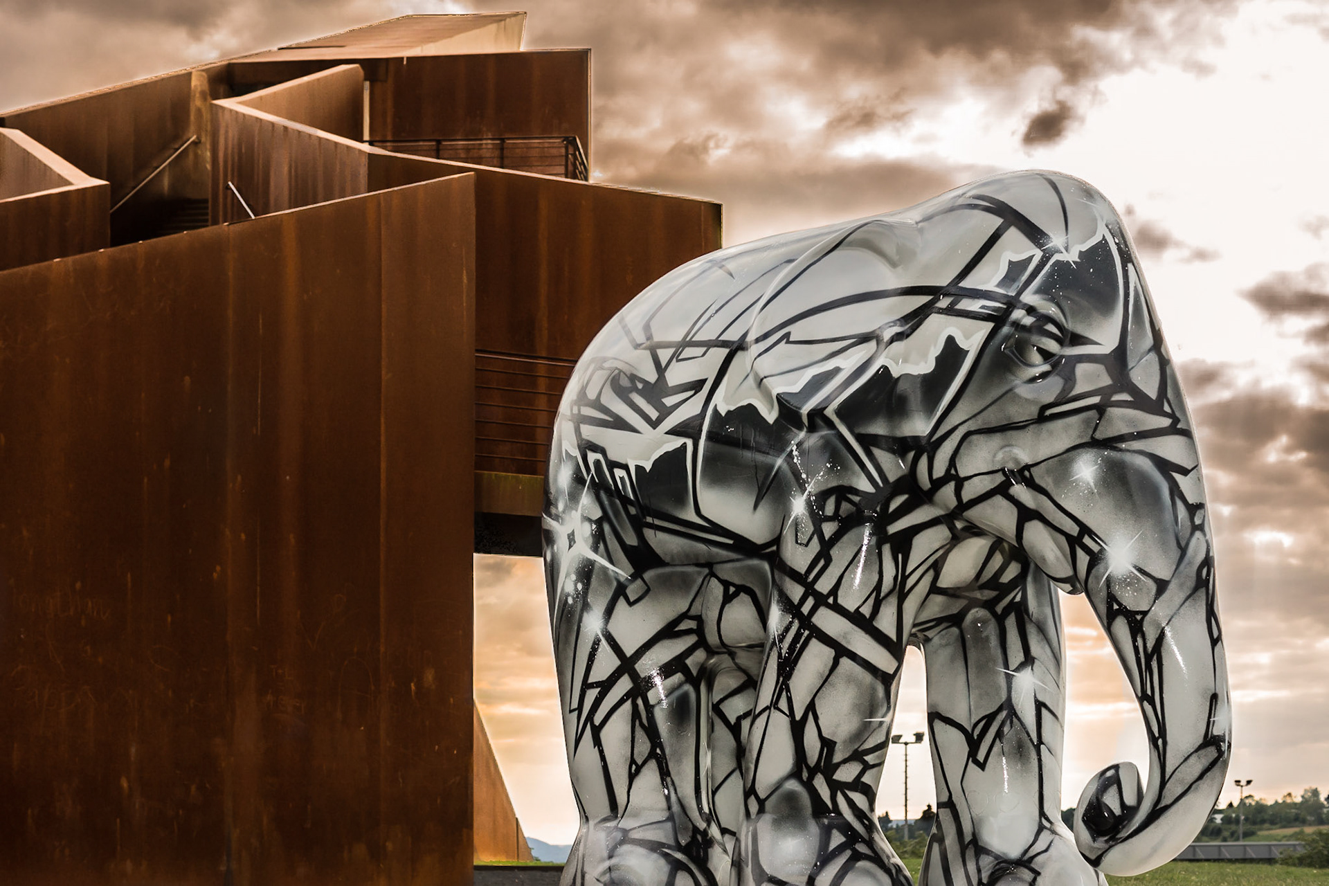 Elefant vor dem Turm Luxemburg auf dem Trierer Petrisberg