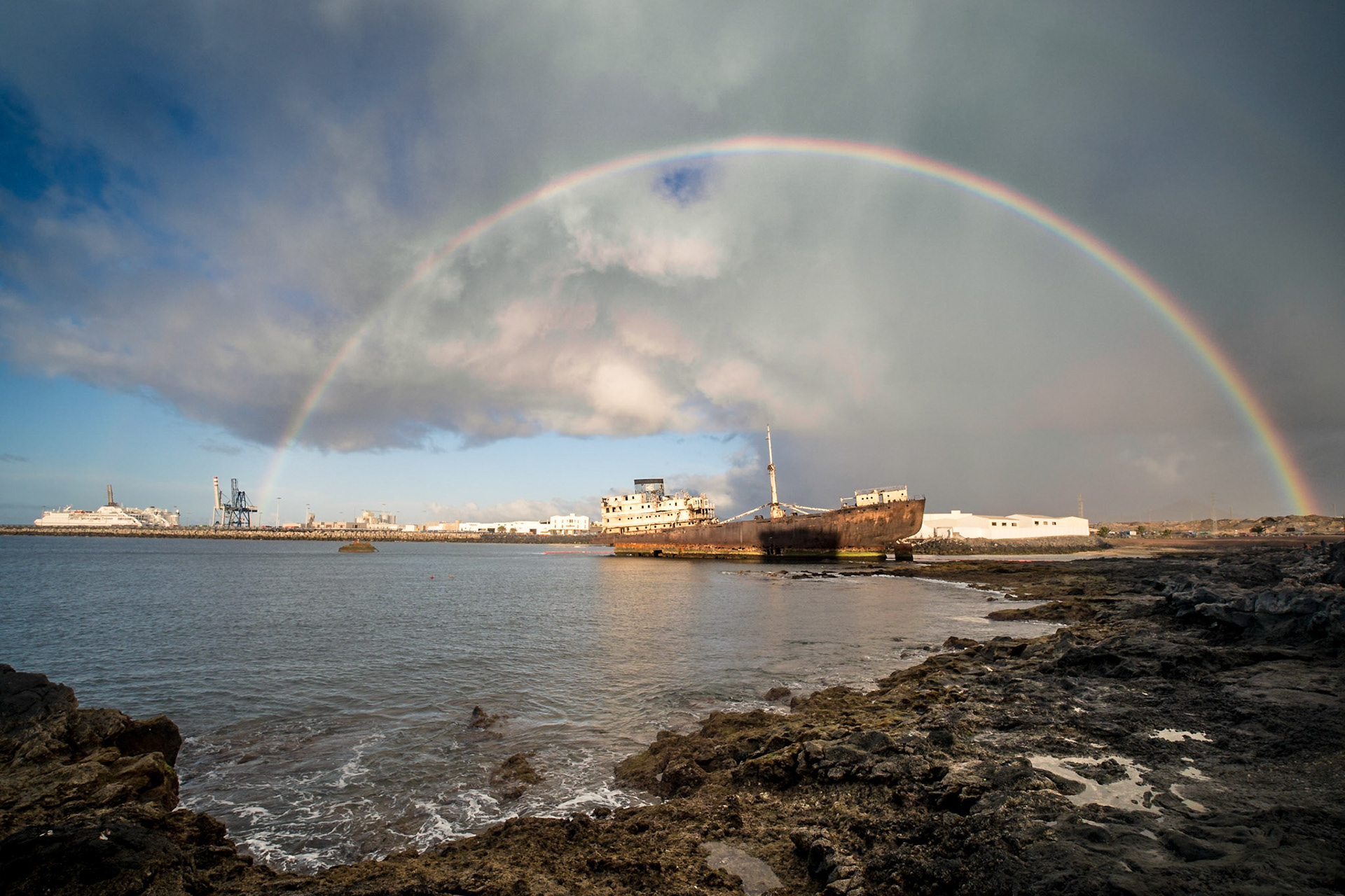 Regenbogen über dem Schiffswrack der Telamon