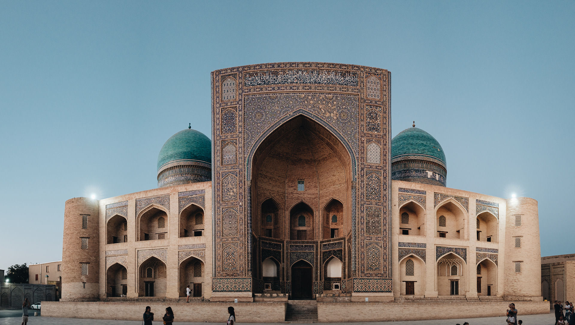 Mir-i-Arab Madrasa - stále používaná medresa, k nahlédnutí pouze předsálí