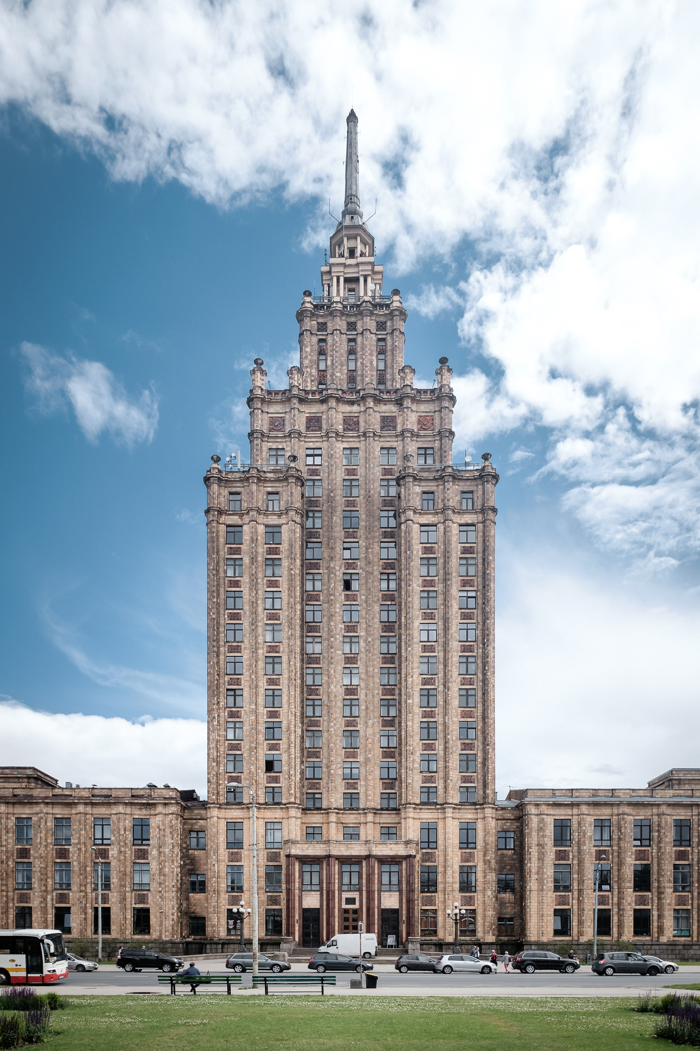 Akademie věd přezdívaná "Stalinův dort", poruštěla obdoba Empire State Building