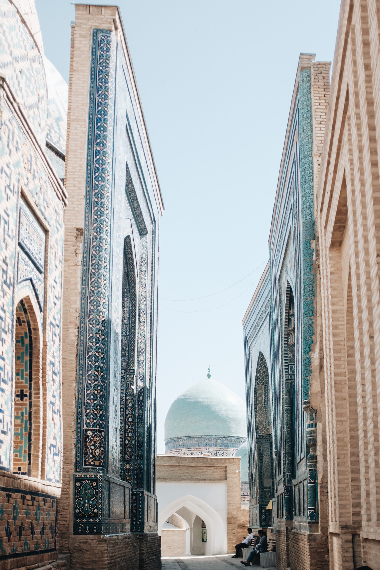 Shah-i-Zinda Ensemble Шоҳи Зинда - nejpůsobivější místo v Samarkandu, celá ulice pohřebiště s královskými hrobkami a mauzolei, mozaiky z tyrkysově modrých glazovaných kachlíků z timurovského období, ve 13. st. ji vyplenili Mongolové a ve 14. st. zdejší pohřebiště poblíž "živého krále" pak začal využívat Timur pro členy své rodiny a blízké, pohřebiště zůstalo dlouho krásně zachovalé, v r. 2005 bylo mnoho hrobek agresivně a kontroverzně restaurováno (značná část nádherných originální mozaik a obkladů ze smaltovaných a terakotových kachlíků byla nahrazena novými)