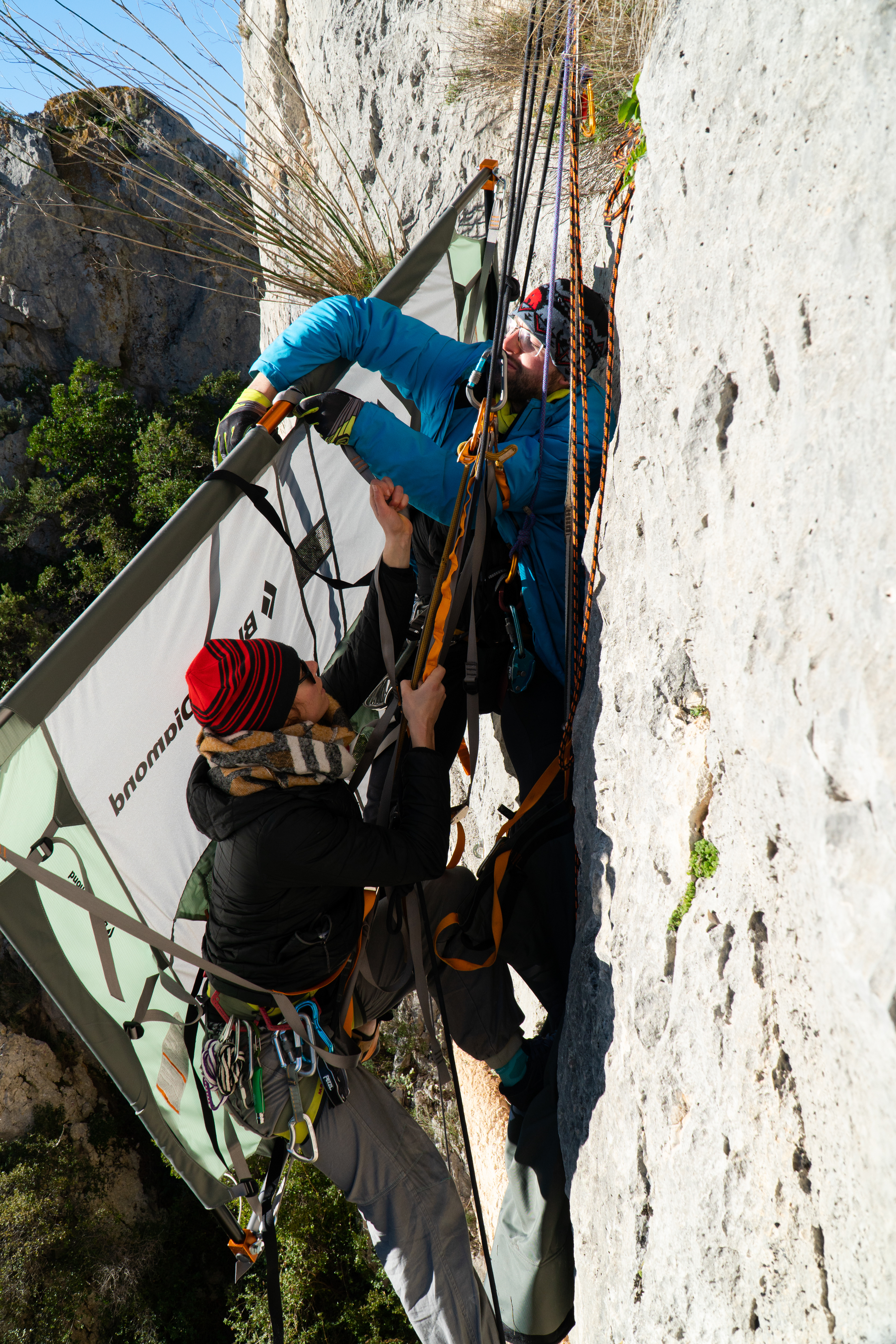 Alex et Isa en lutte contre le portaledge - Toulon [Adelin]