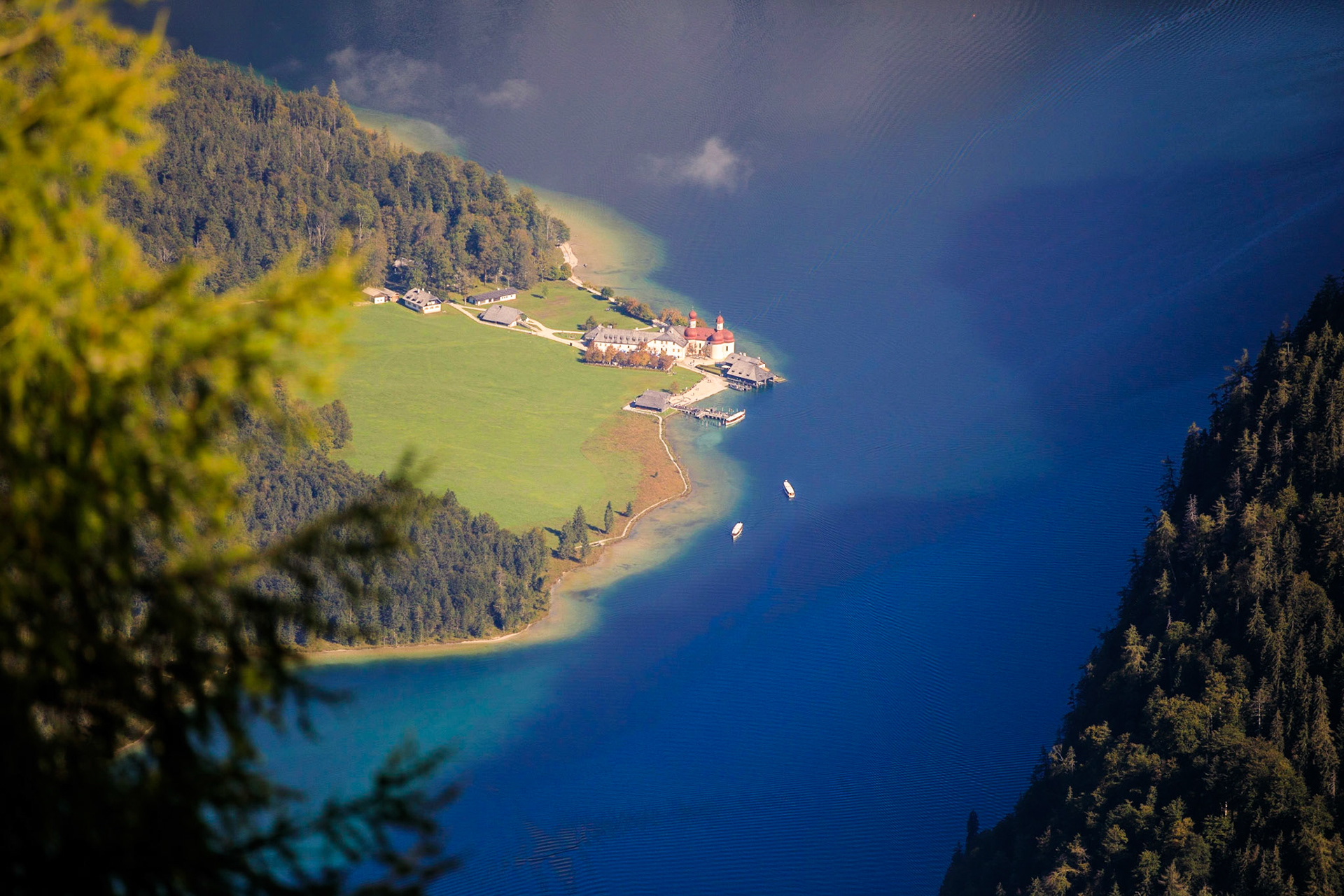 Blick vom Halsköpfl auf Sankt Bartholomä am Königsee.