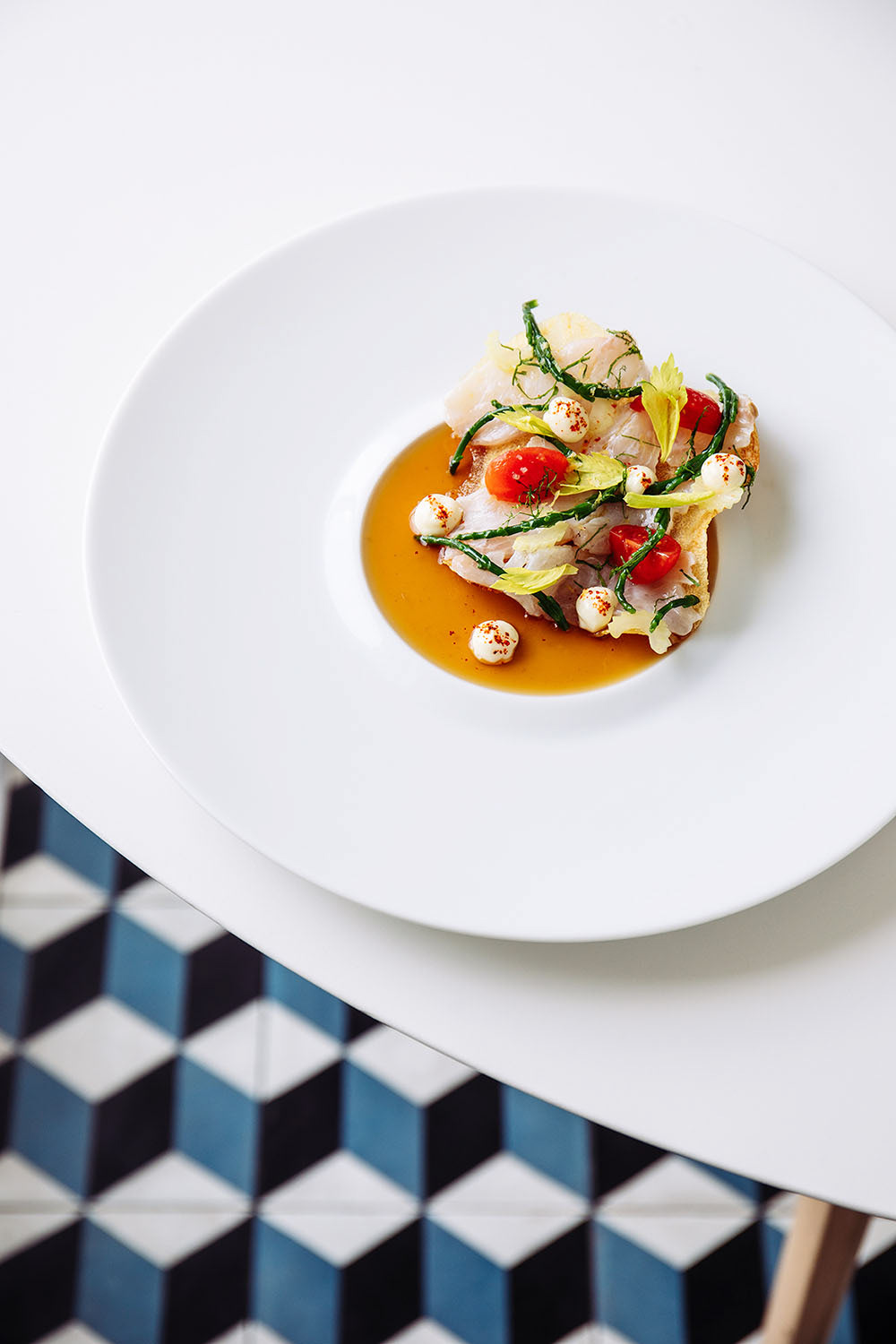 Sériole marinée, salicorne et gelée d'arêtes grillées