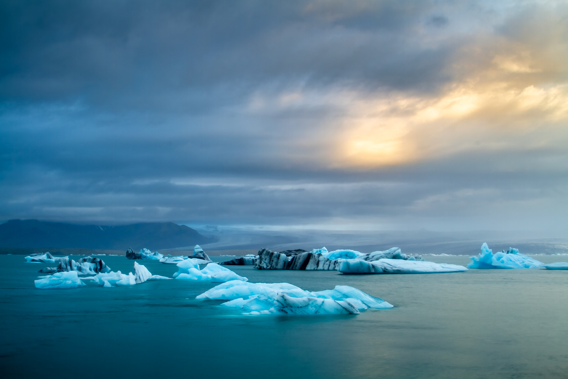 Morning in Jökulsárlón Glacier Bay