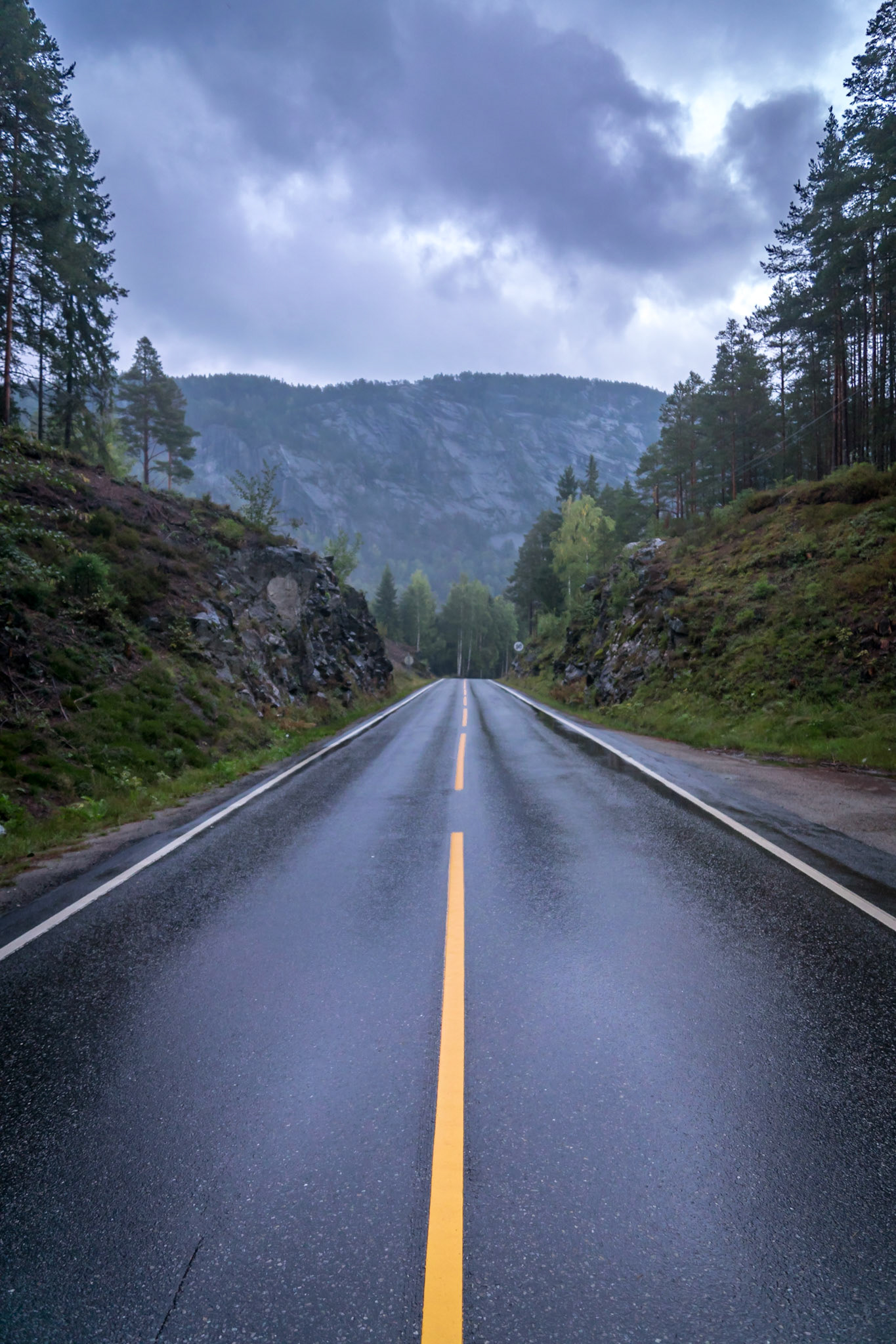 Sony ILCA-77M2 | DT 16-50mm F2.8 SSM @ ISO 400 | 16 mm | f/2.8 | 1/50 s