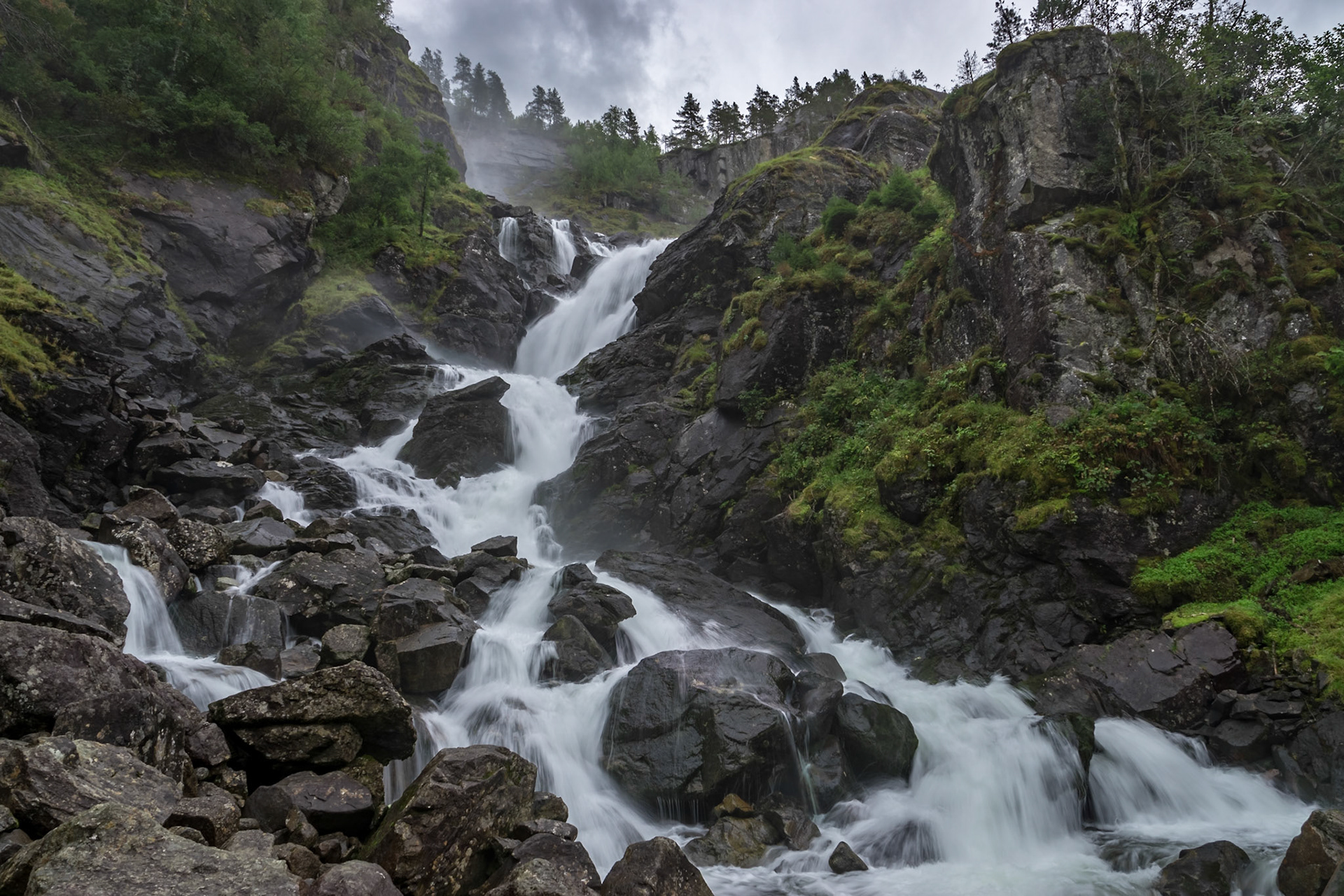 Sony ILCA-77M2 | DT 16-50mm F2.8 SSM @ ISO 100 | 16 mm | f/10 | 1/40 s
