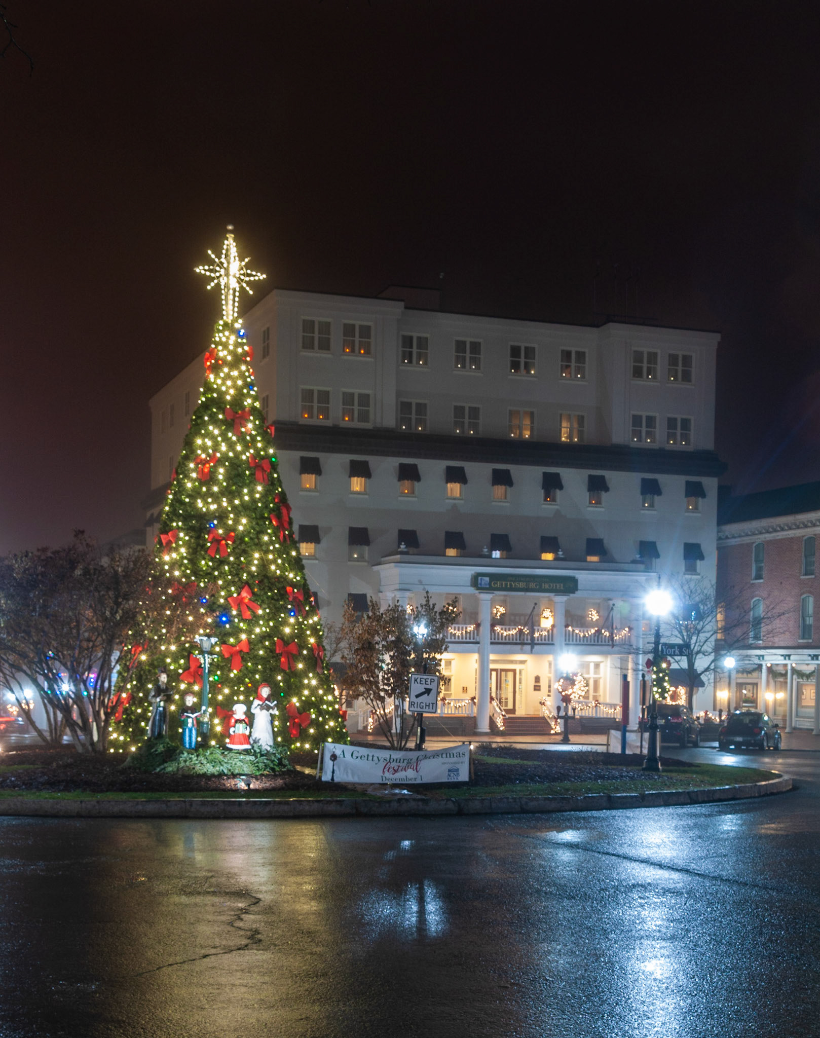 Hotel with christmas tree in Gettysburg Square.