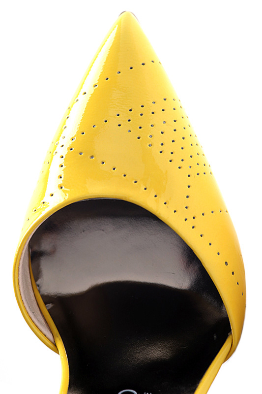 Inspired by drivers gloves and vintage apparel, the leather is perforated and linned for extra comfort, a breathable and fashionable fabric.