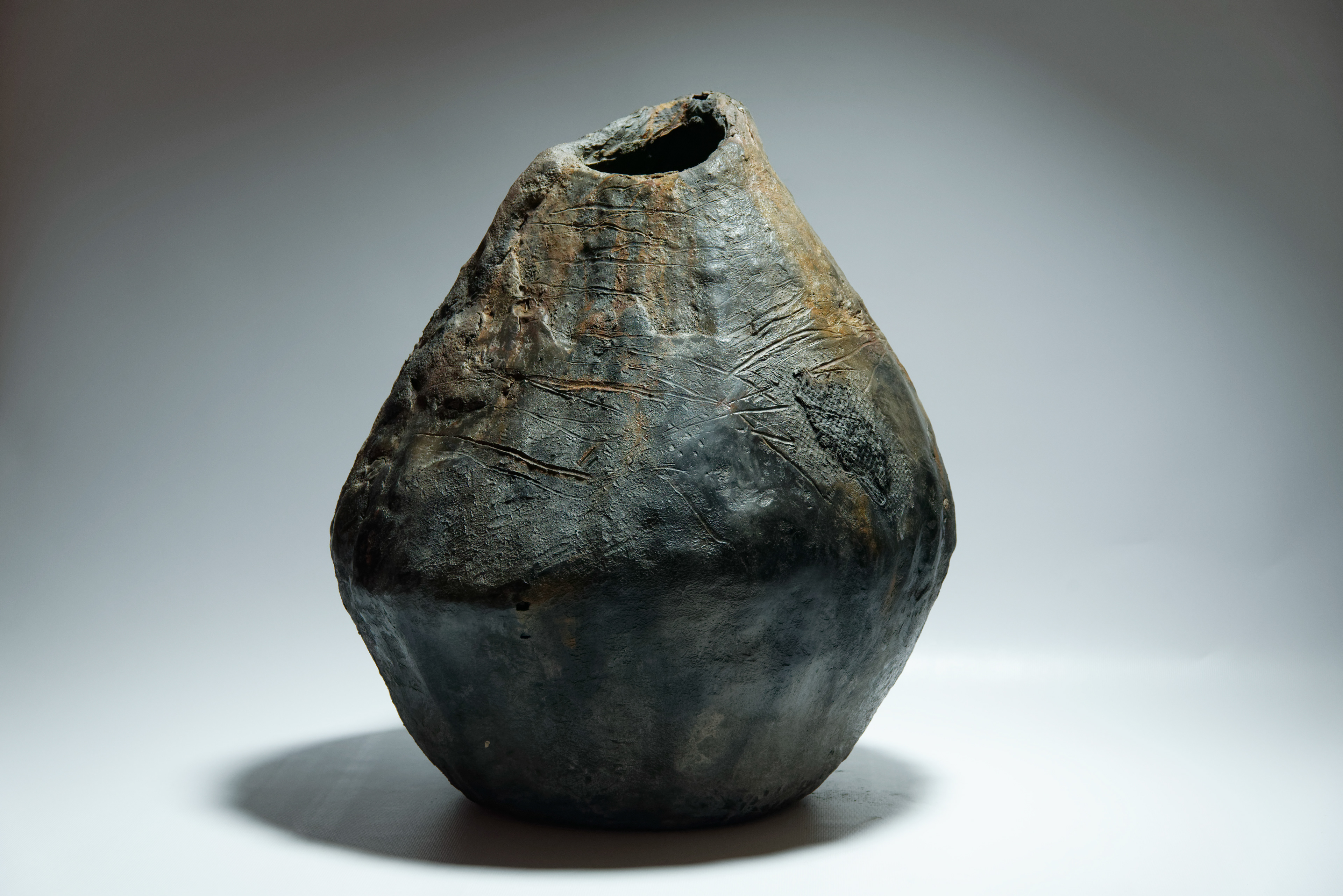 Sculpture 'Mine de plomb', pièce unique Diam. 40 x H. 46cm - Terre & osier - 2 200€