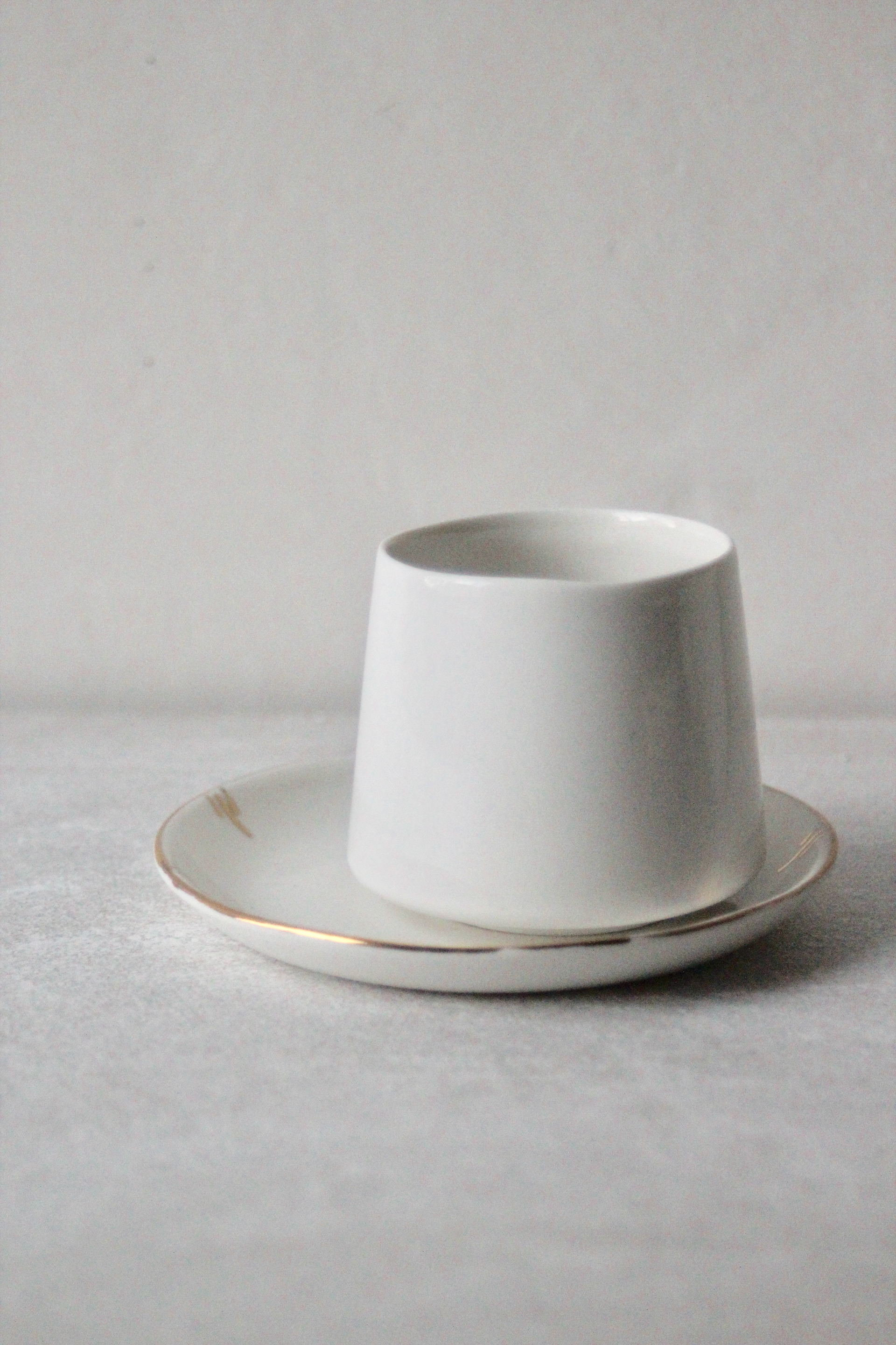Tasse porcelaine blanche - 10€ / Soucoupe porcelaine & or - 15€