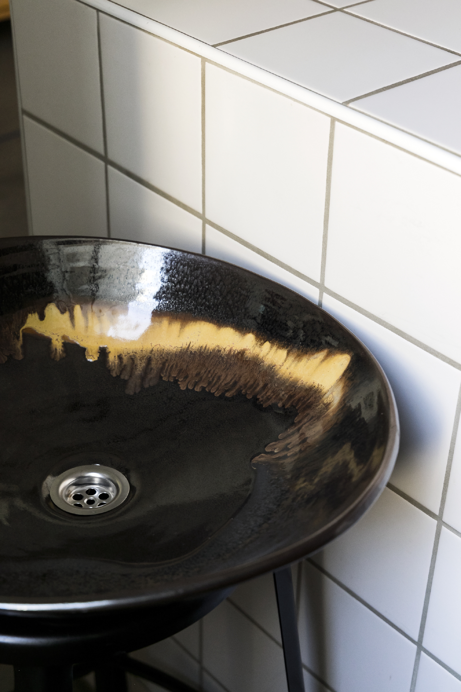 Lavabo "Gouttes d'huile & jaune" - 520€