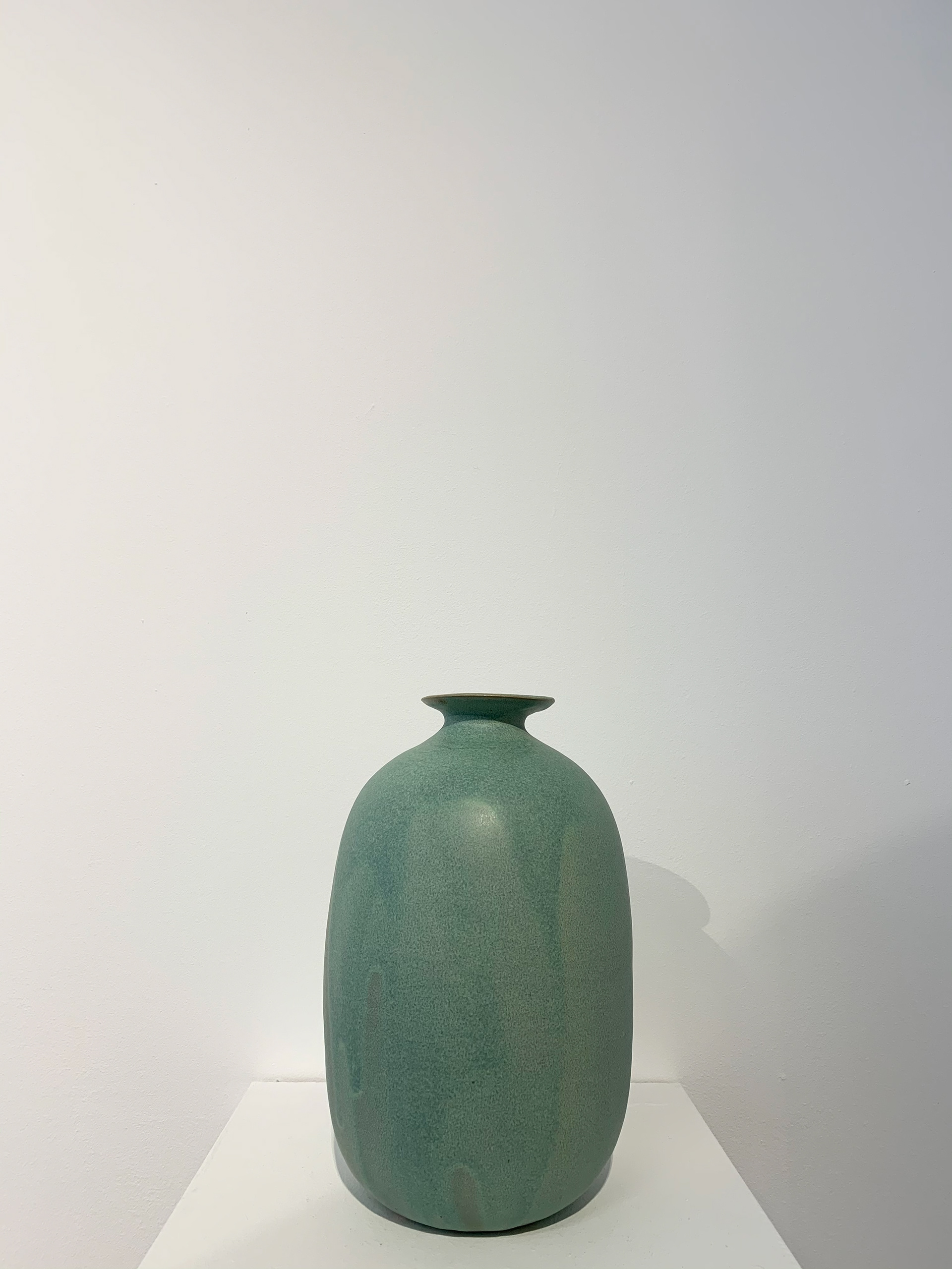 Grand vase en grès vert mat 240e