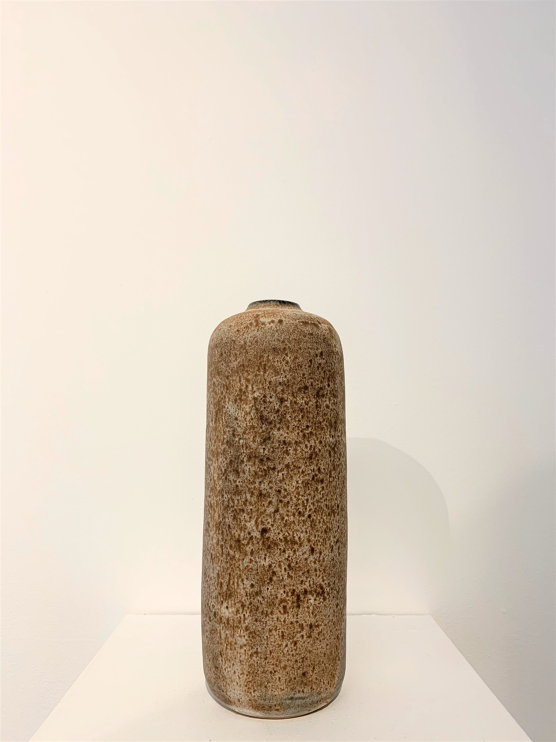 Vase bouteille en grès brun mat - 28 cm x 9 cm - 140€