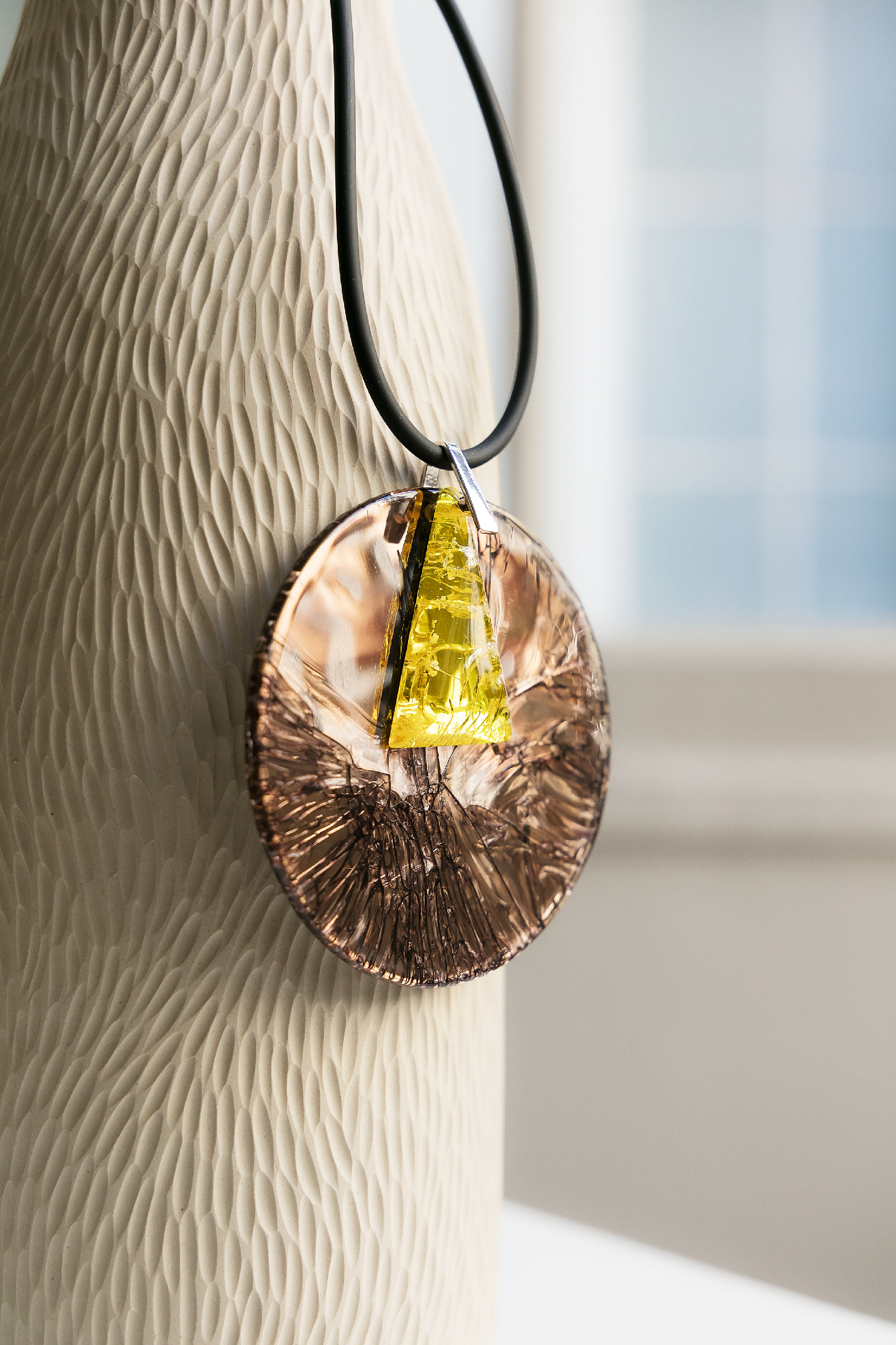 Pendentif rond 'California Dream' en verre acrylique - 72€ (Existe également de forme carrée) Ref. SA-PCA