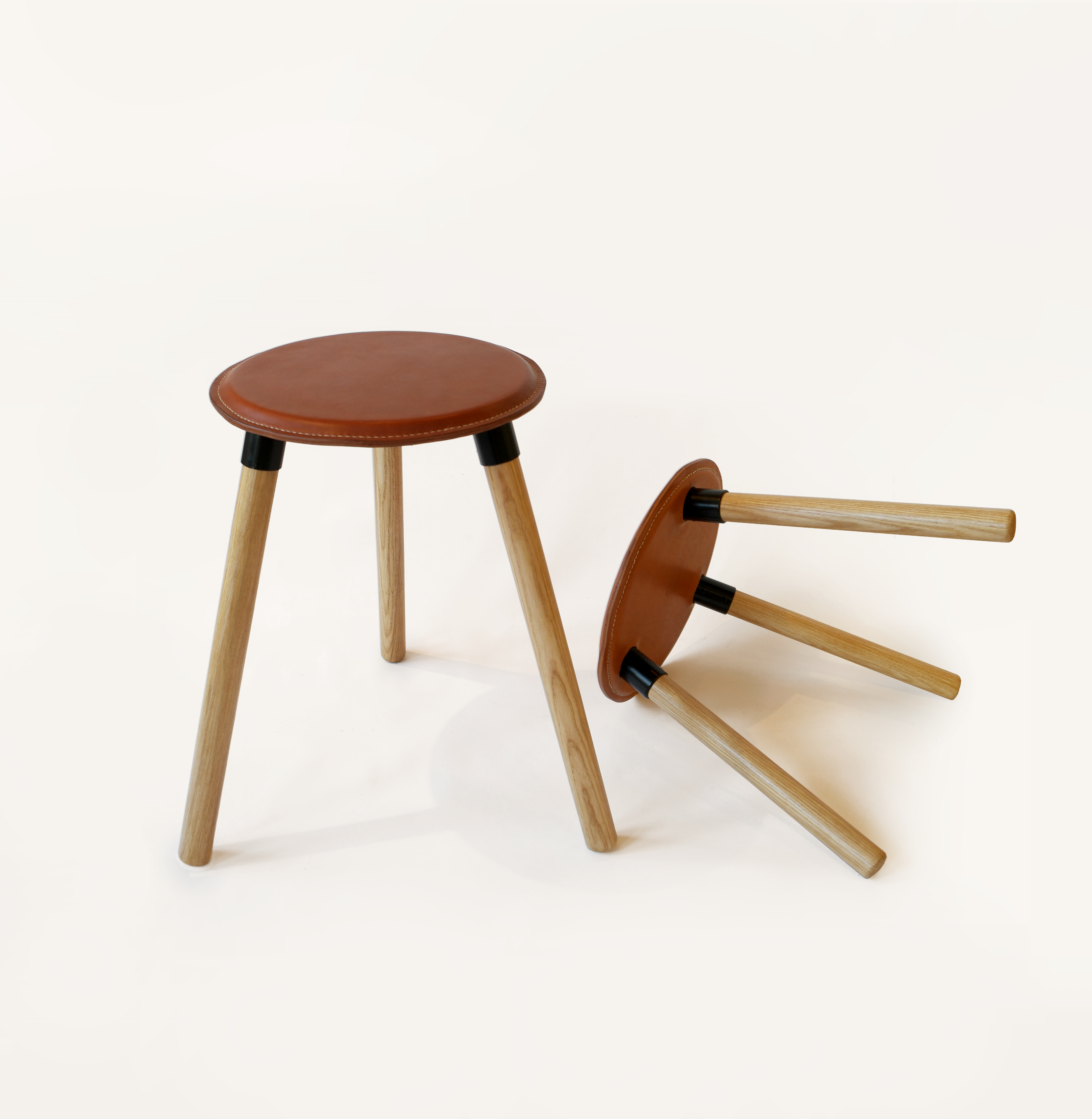Tabouret PM ou GM - Bois & cuir - 380€ / 400€