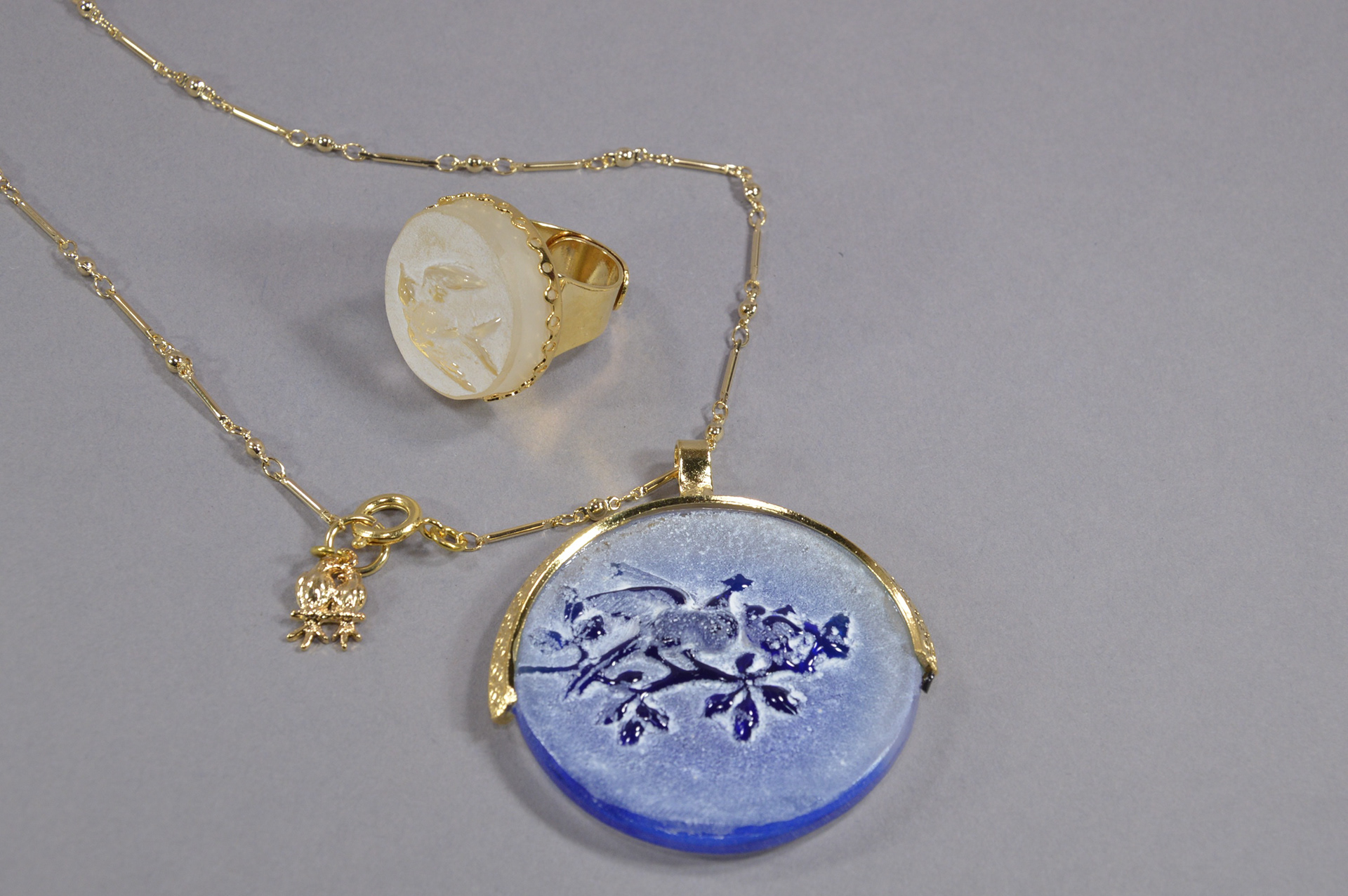 Collier corde oiseau sur branche en pâte de verre - 125€ / Bague couronne M hirondelle - 98€